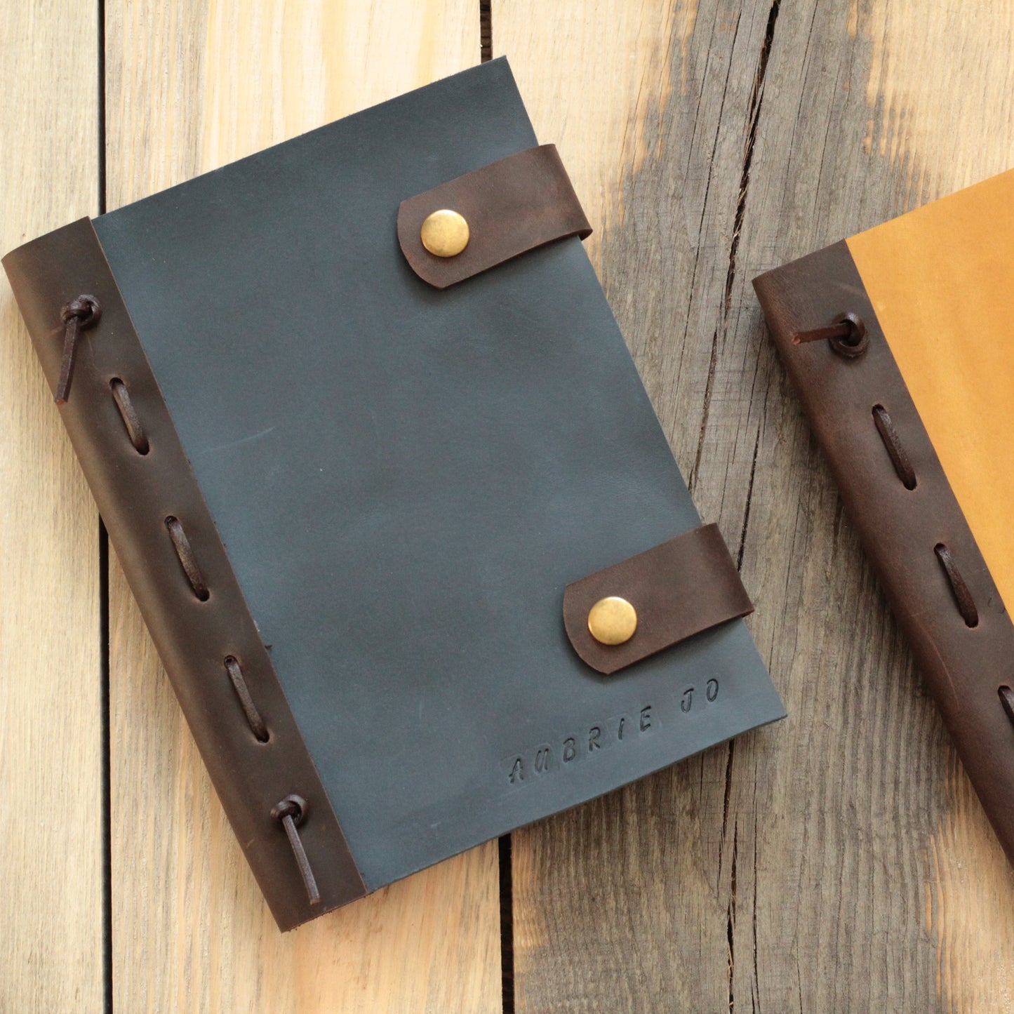 Widok z góry na otwarty dziennik z wklejonymi zdjęciami i pamiątkami - przykład użycia jako albumu.

