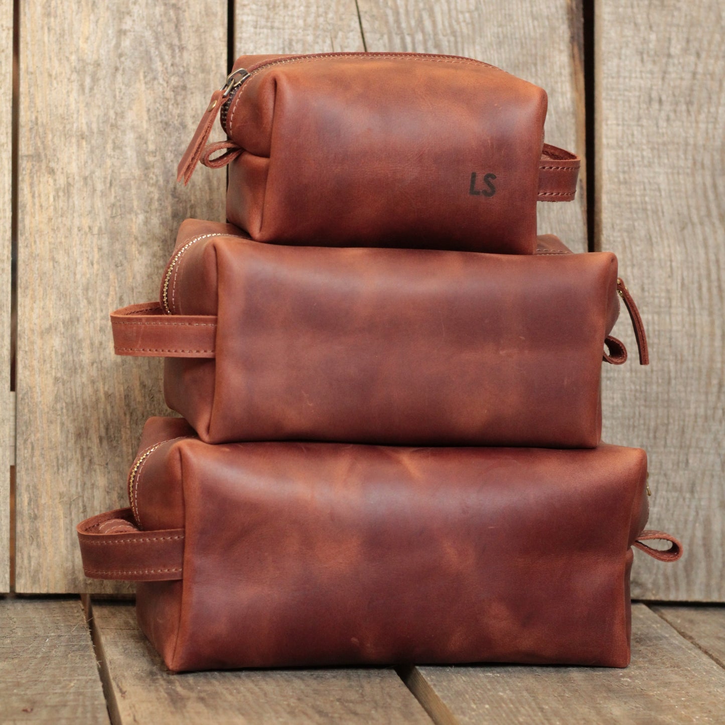 Wysokiej jakości kosmetyczka z miękkiej skóry bydlęcej z eleganckim, ręcznie nanoszonym monogramem