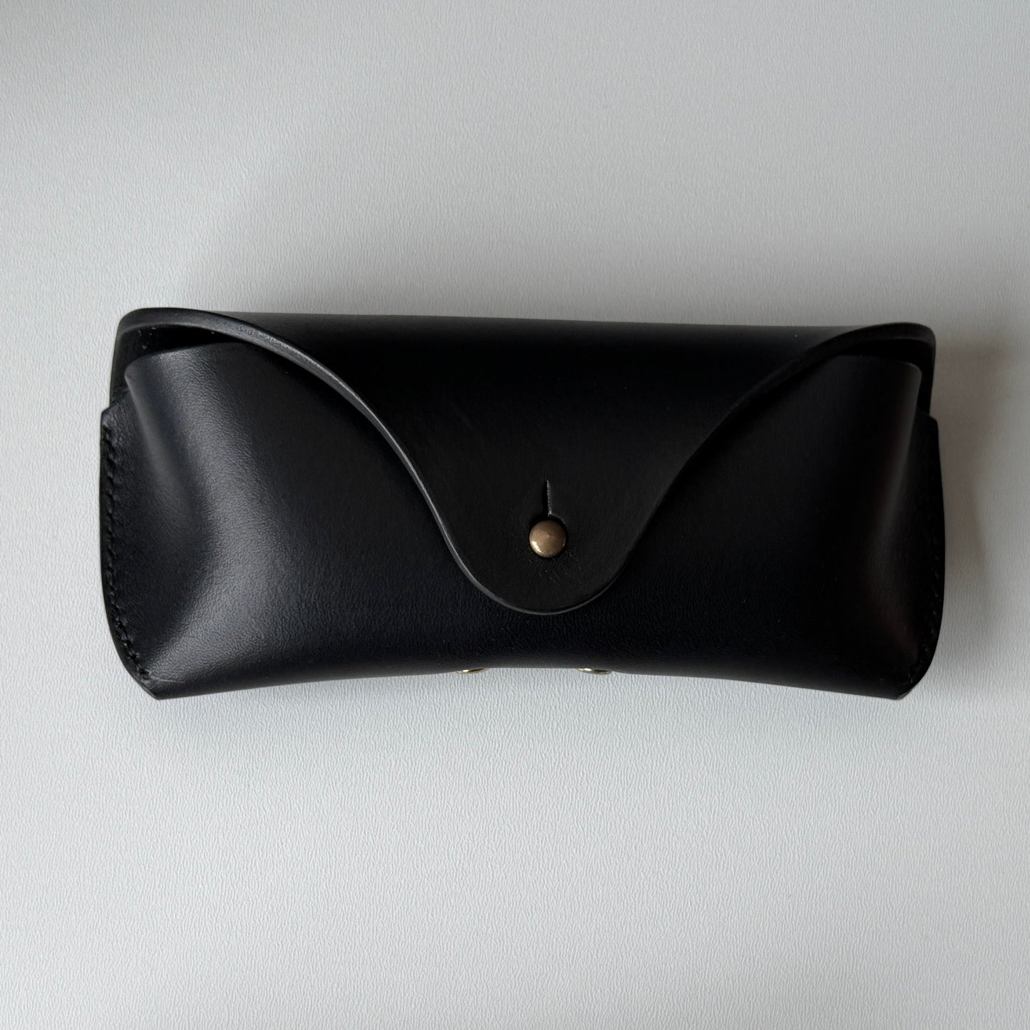  futerał na okulary ze skóry garbowanej ekstraktami roślinnymi we Włoszech.