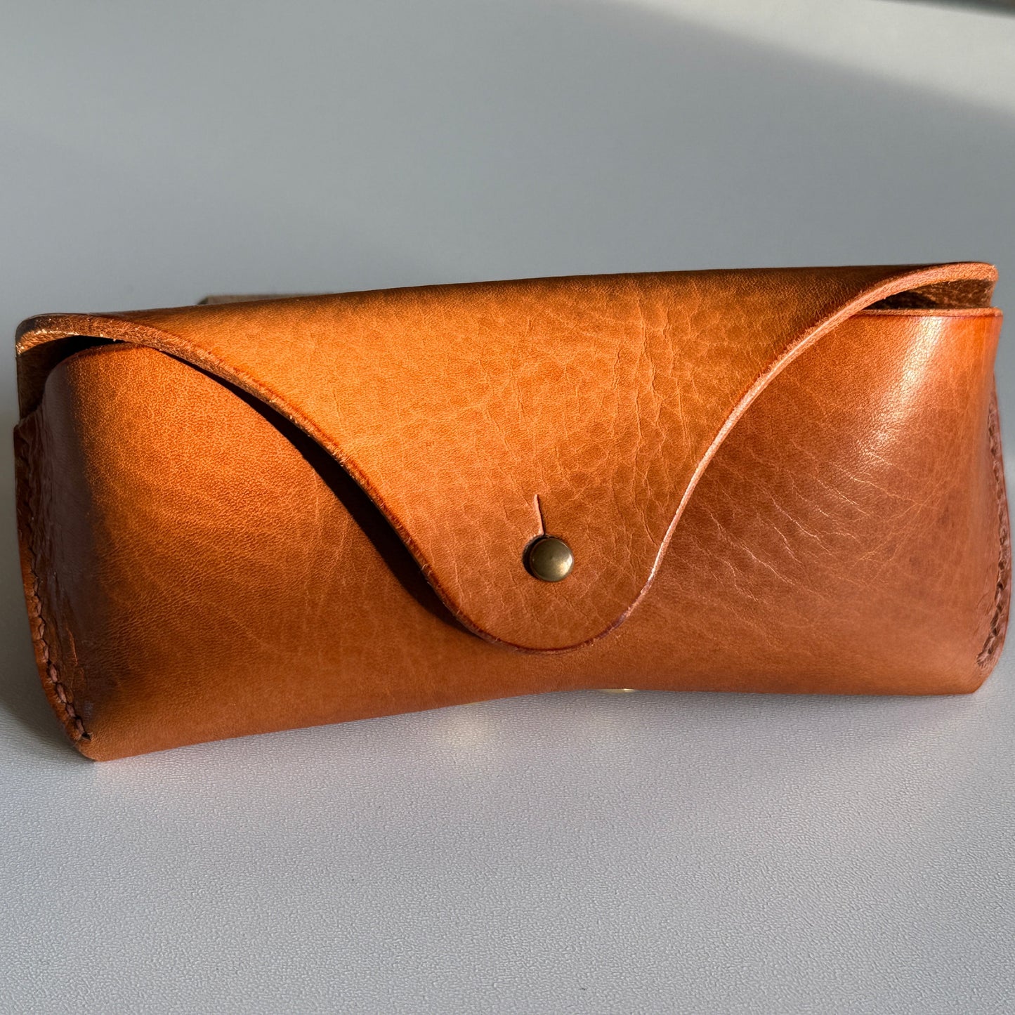 Ekologiczny luksus: etui na okulary z włoskiej skóry wyprawianej metodą garbowania roślinnego.