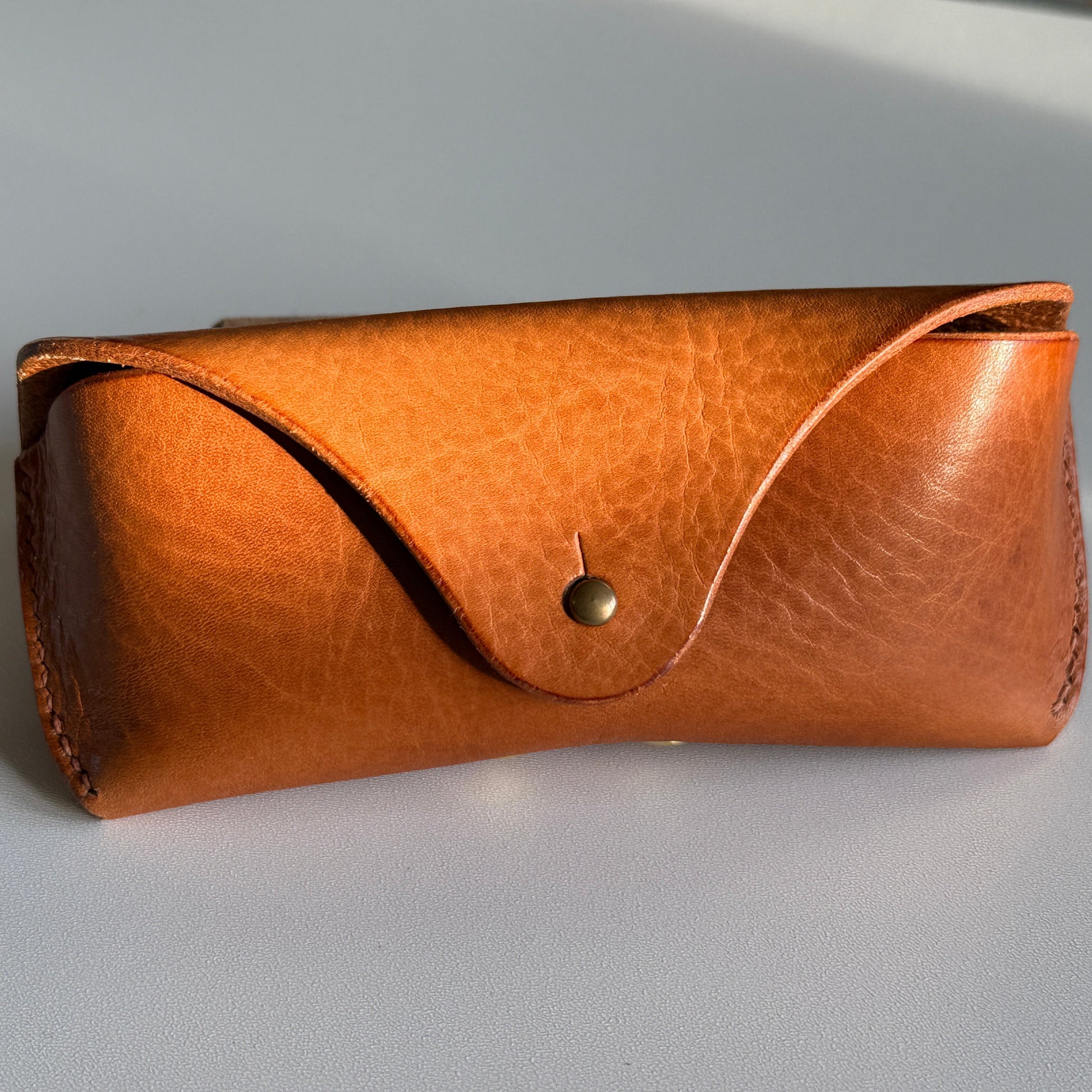 Ekologiczny luksus: etui na okulary z włoskiej skóry wyprawianej metodą garbowania roślinnego.