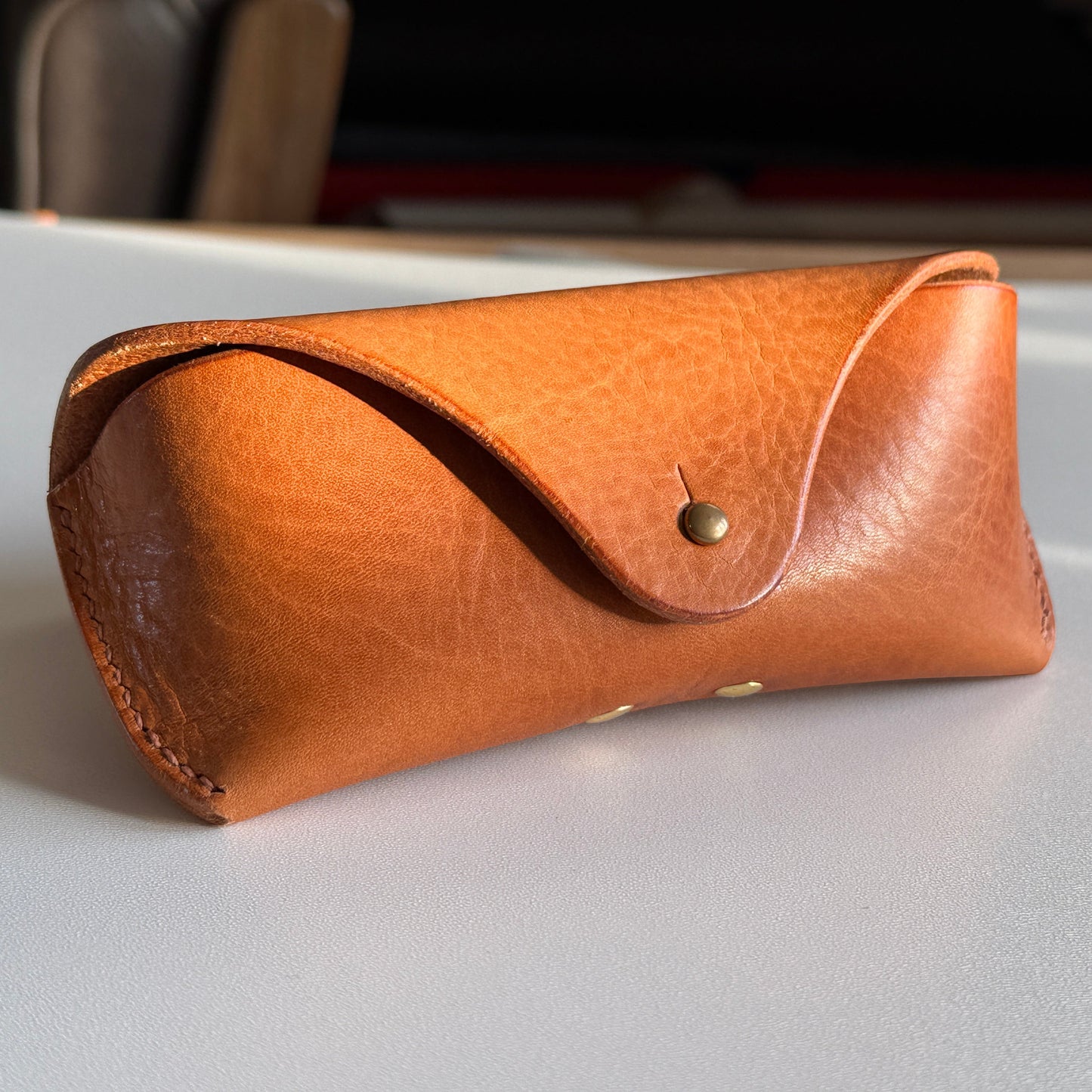  Etui na okulary z aksamitnej w dotyku włoskiej skóry roślinnej. Chroni i zachwyca zmysły.