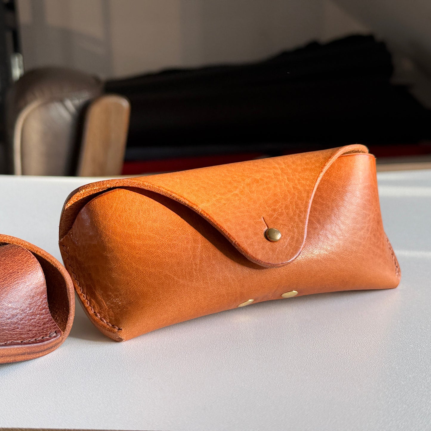 Futerał na okulary z włoskiej skóry garbowanej roślinnie. Naturalny materiał, który z czasem zyskuje patynę.