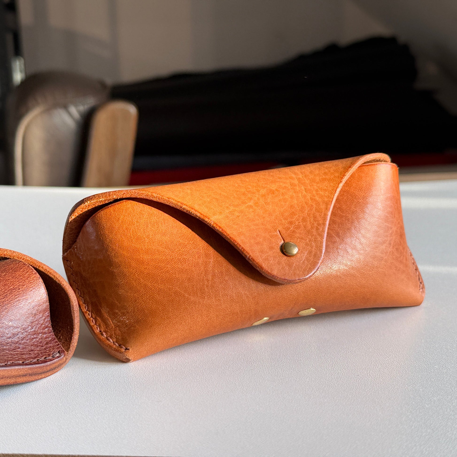 Futerał na okulary z włoskiej skóry garbowanej roślinnie. Naturalny materiał, który z czasem zyskuje patynę.