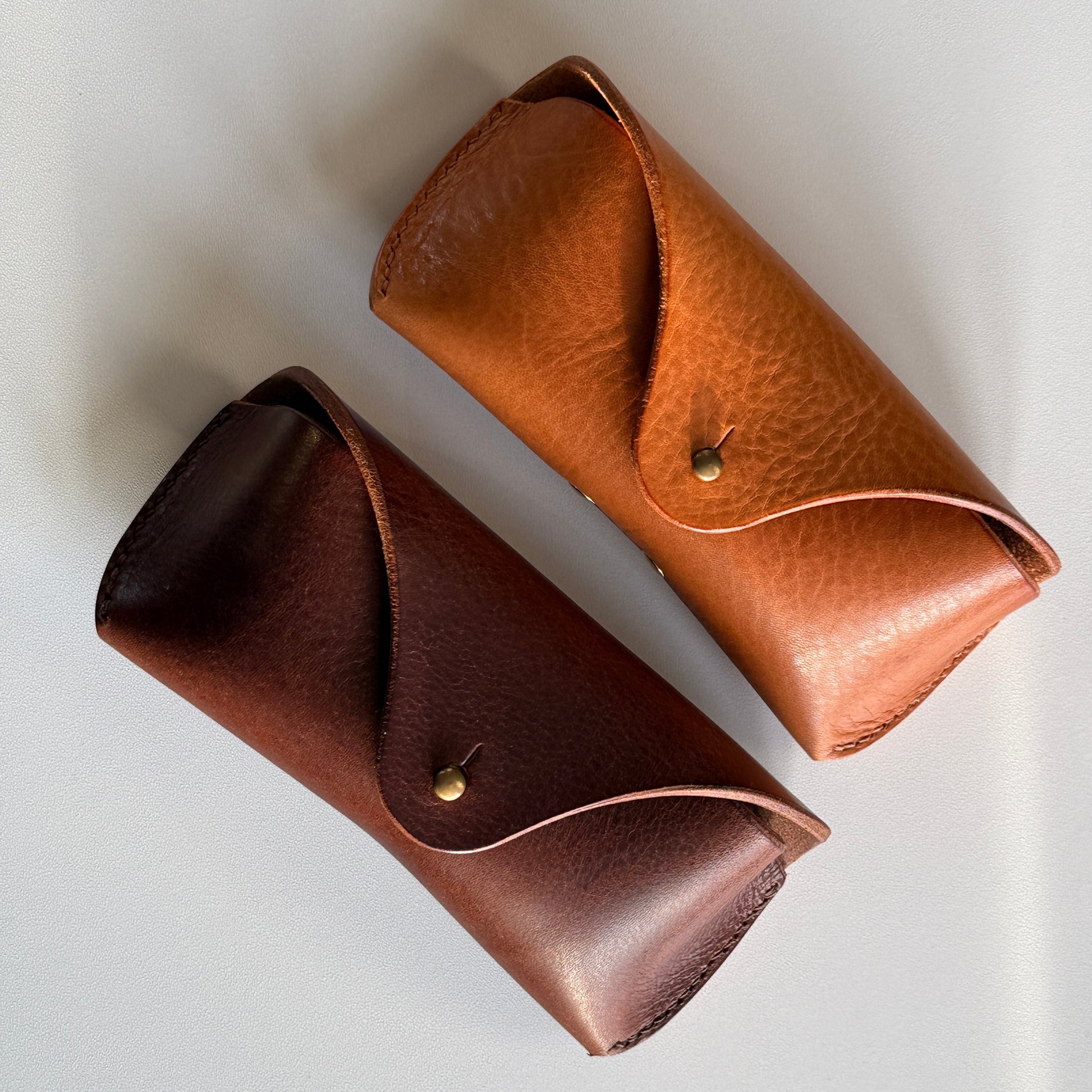 Najwyższej jakości futerał na okulary. Wykonany ręcznie z włoskiej skóry garbowanej roślinnie dla trwałości i szlachetnego wyglądu