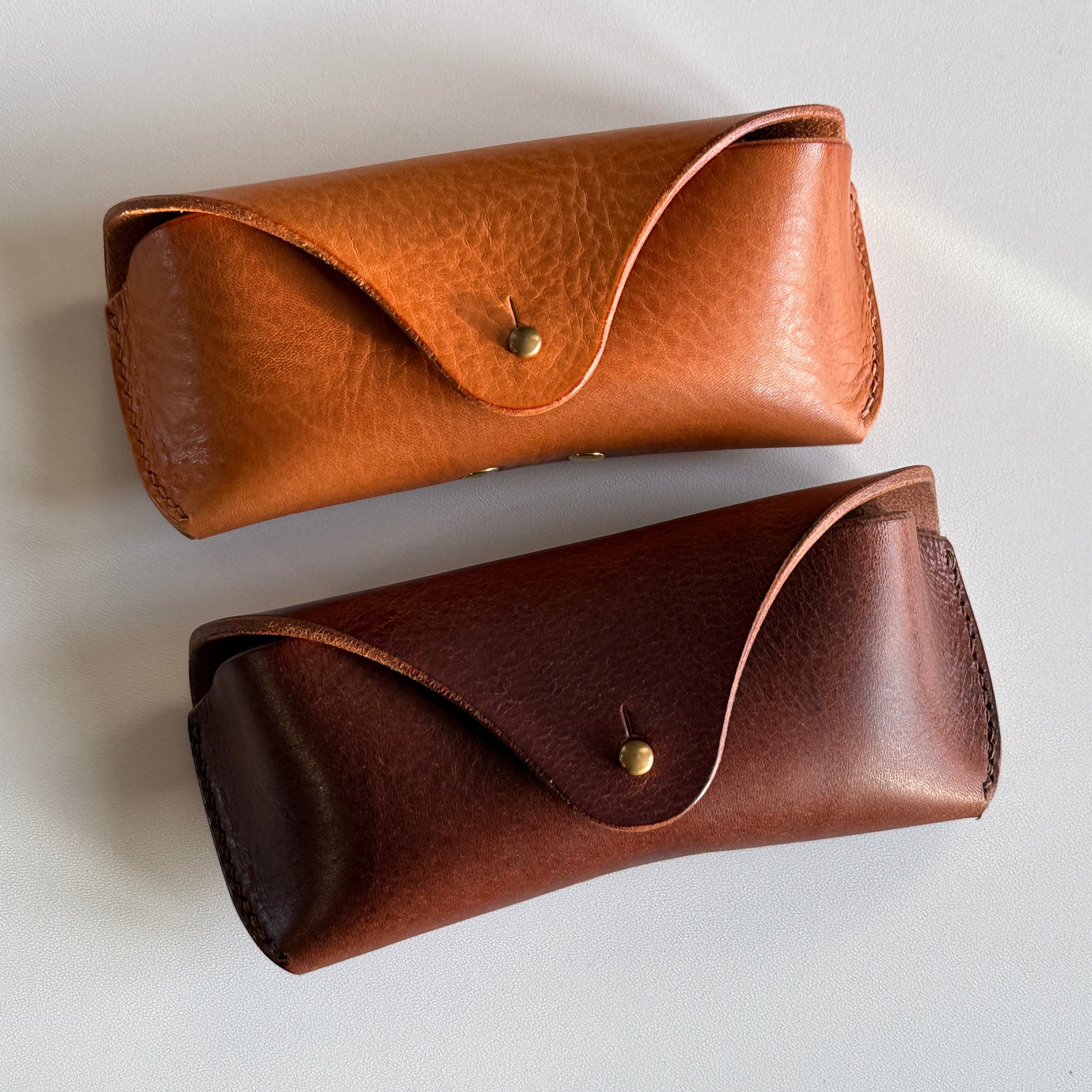 Unikatowy futerał na okulary z naturalnej włoskiej skóry (garbowanie roślinne). Żadnej chemii, tylko piękno materiału.