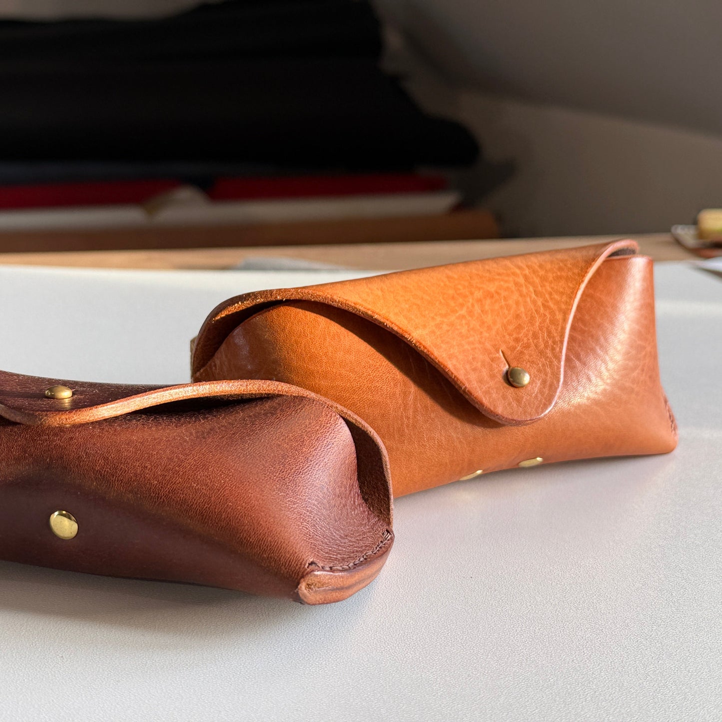  Klasyka rzemiosła: etui na okulary ze szlachetnej włoskiej skóry, wyprawianej taninami roślinnymi od pokoleń.