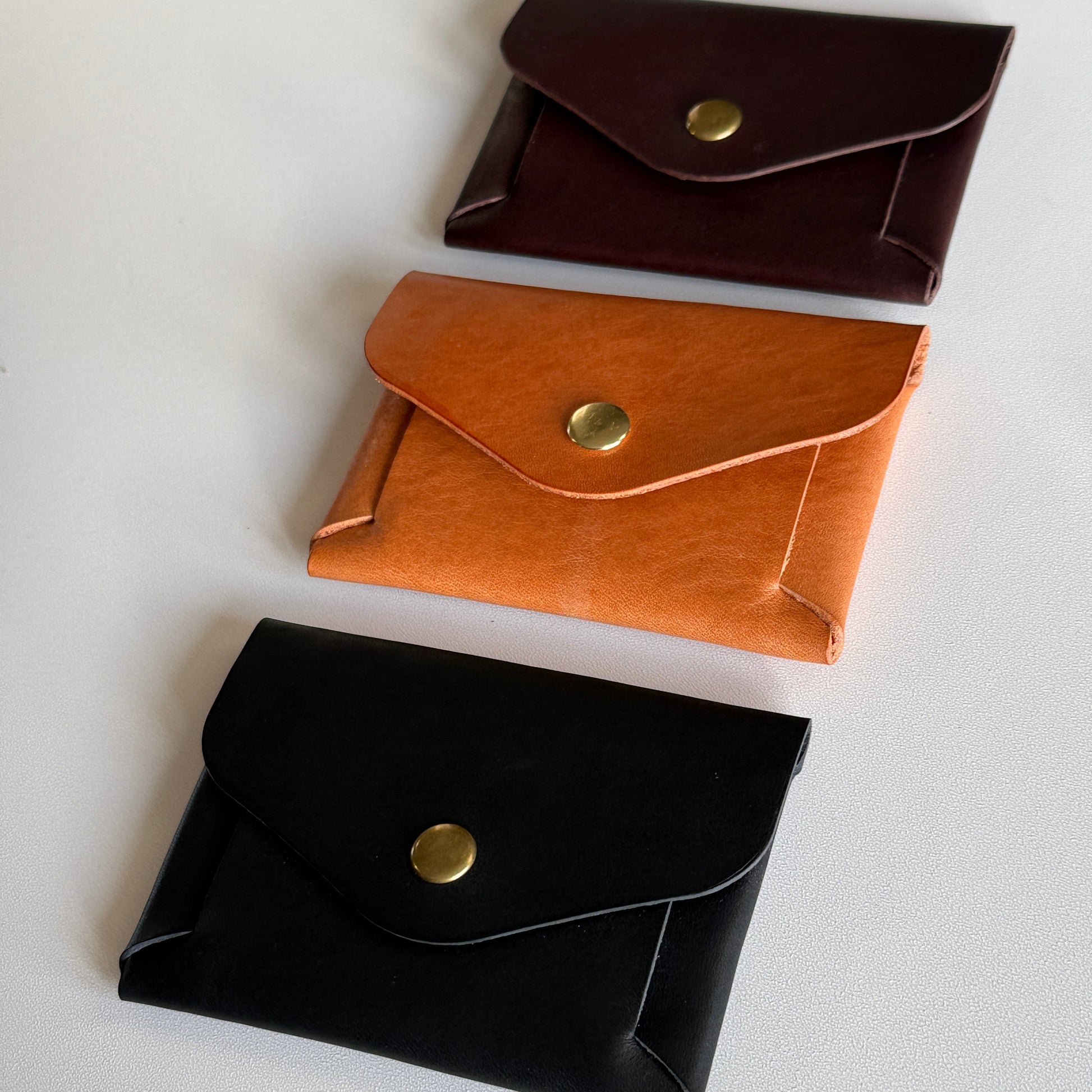 Czarny uchwyt na karty w przedniej kieszeni jeansów – prezentacja rozmiaru.

