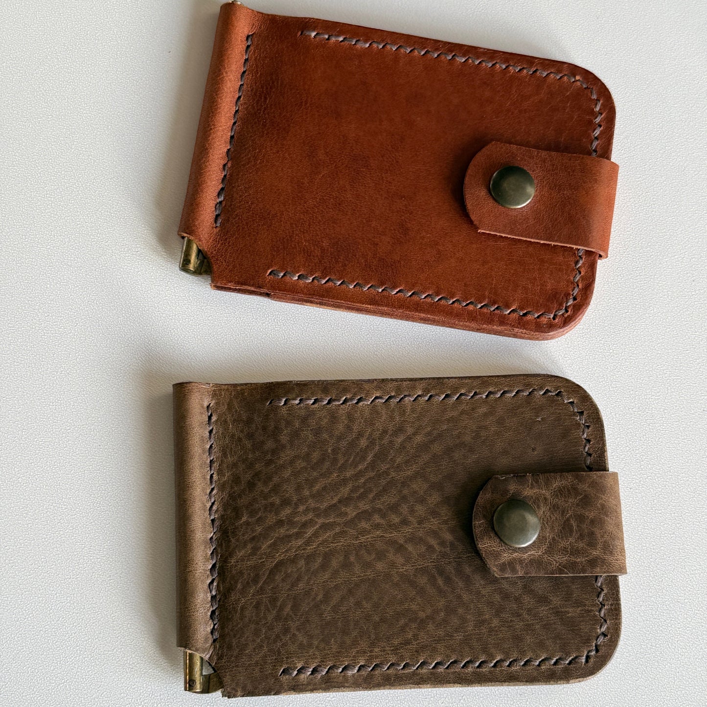 Spersonalizowany portfel męski z klipsem magnetycznym i grawerem inicjałów.

