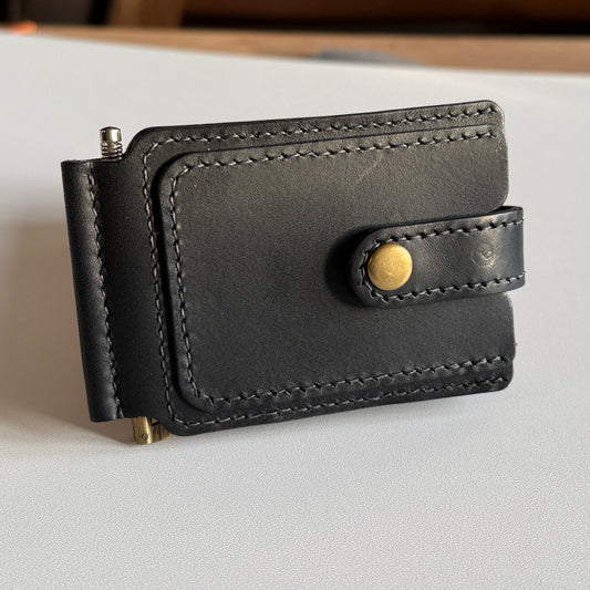Ręcznie wykonany minimalistyczny portfel z klipsem magnetycznym otwarty, pokazujący przegrody na karty.

