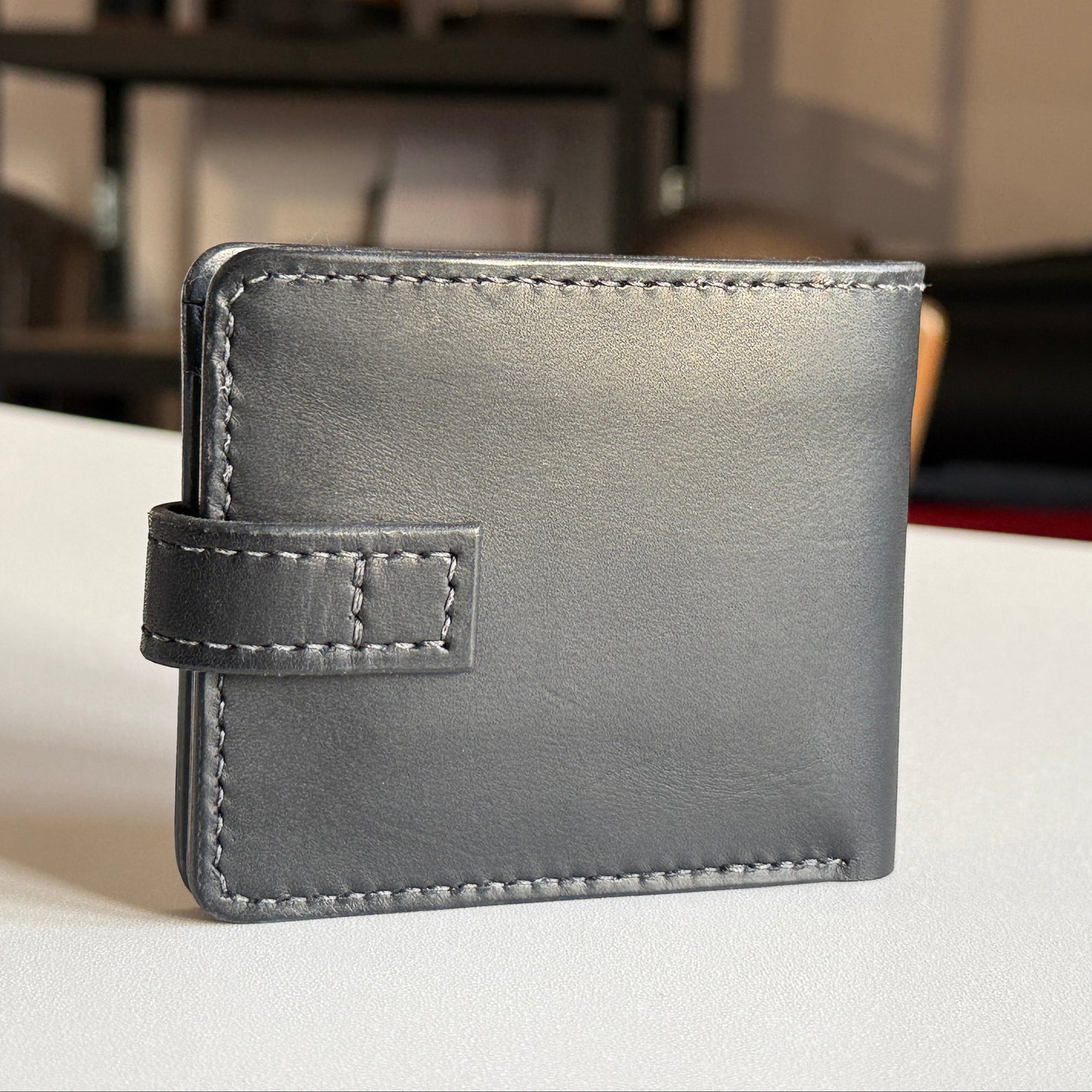 Portfel w torbie podróżnej lub teczce biznesowej.

