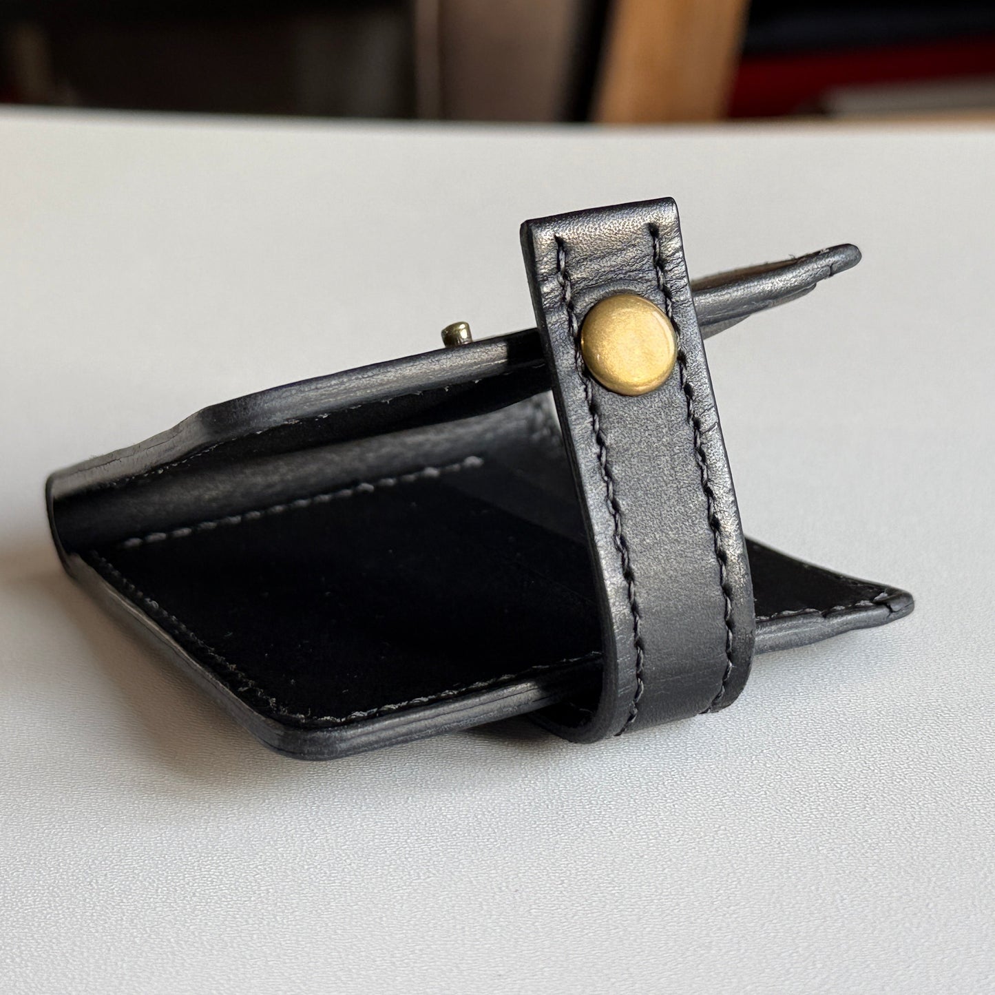 Portfel z 6 kartami i banknotami, demonstrujący pojemność.

