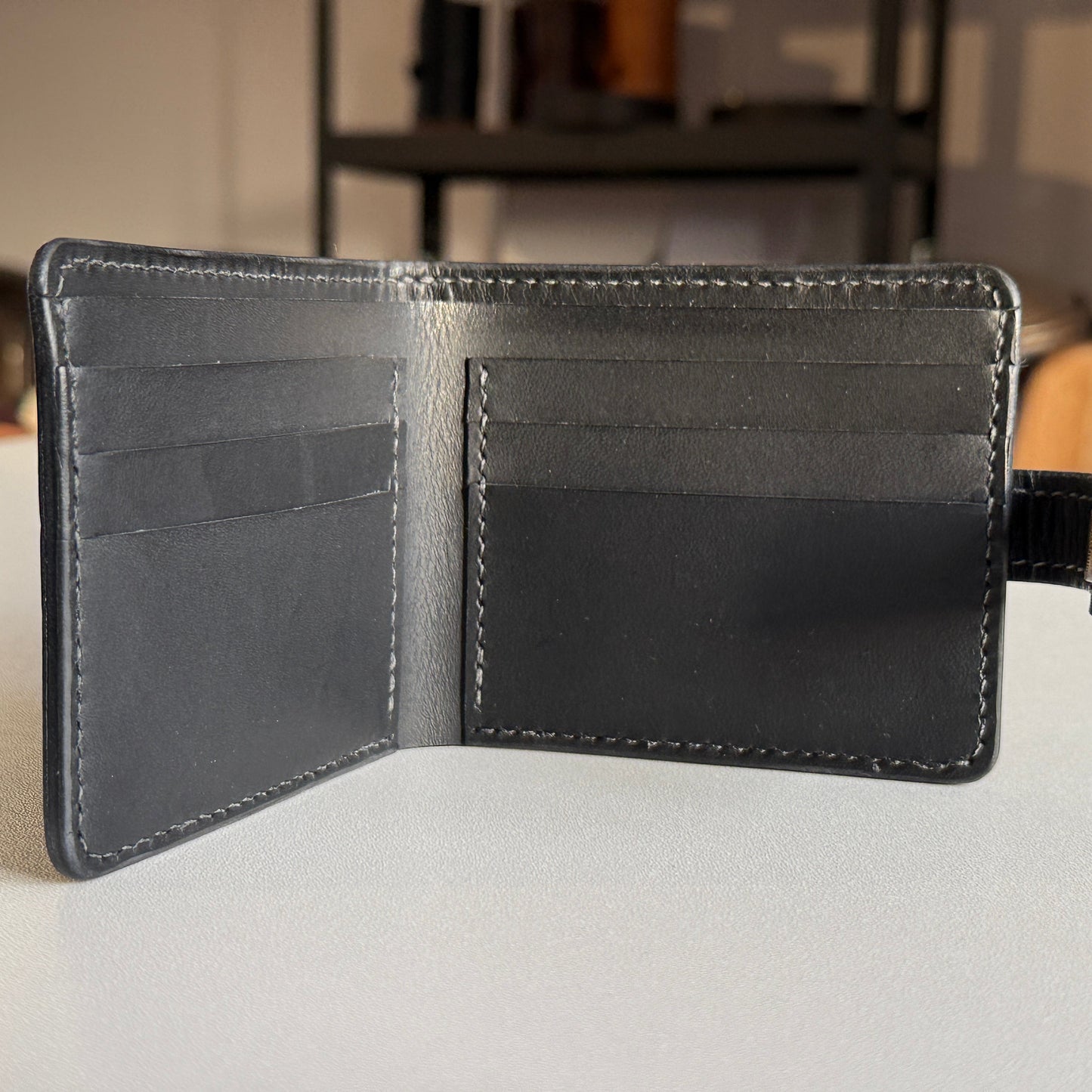 Portfel w torbie podróżnej lub teczce biznesowej.

