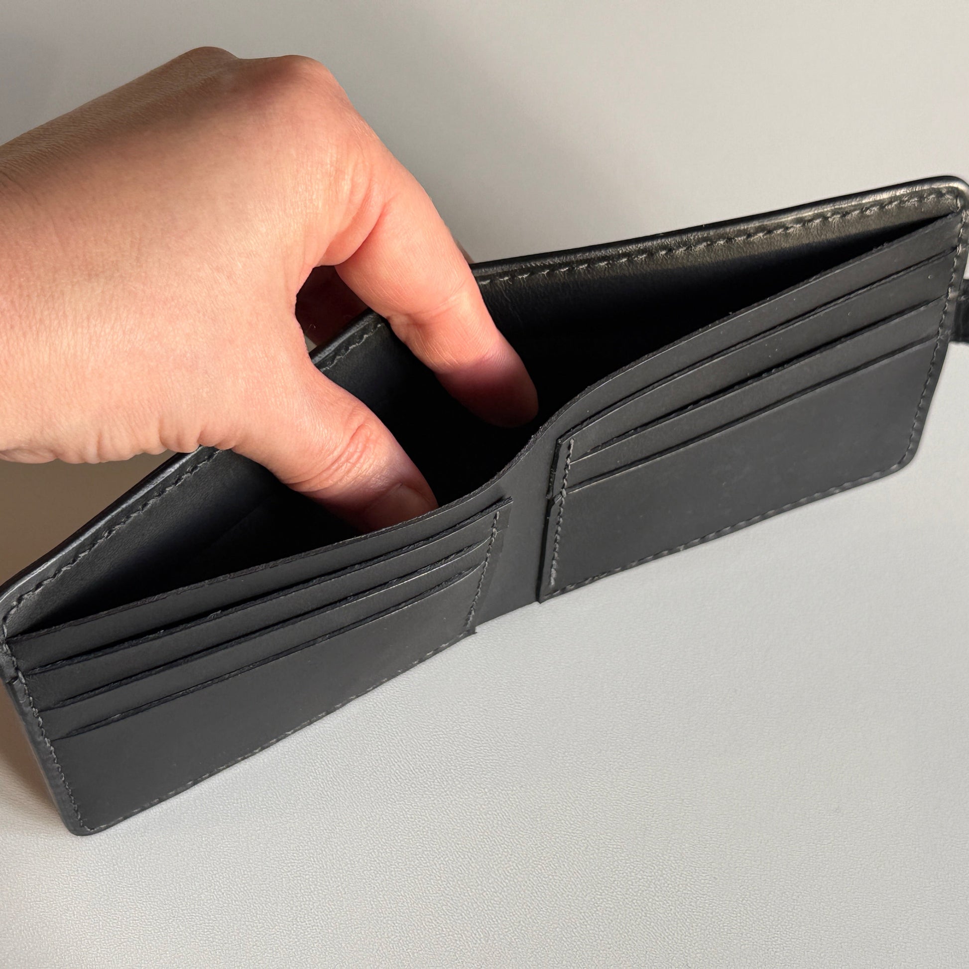 Portfel jako prezent ślubny w pudełku obok krawata lub muszki.

