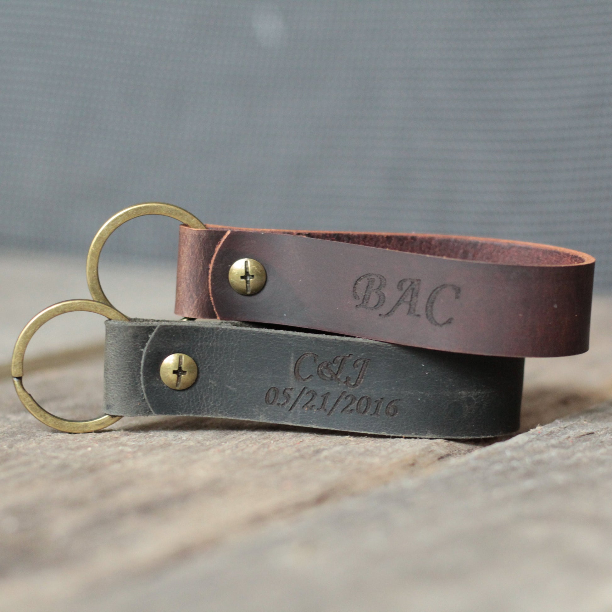 Eleganckie pudełko prezentowe z personalizowanym brelokiem skórzanym w środku.

