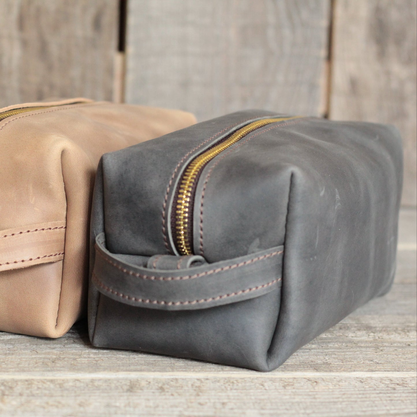 Praktyczna i stylowa kosmetyczka podróżna z monogramem. Trzymaj kosmetyki w porządku, gdziekolwiek jesteś.