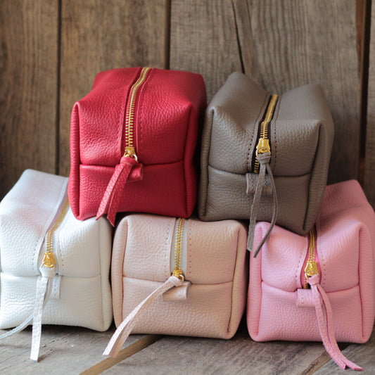 Zestaw kosmetyków w personalizowanej torbie z inicjałami – gotowy na prezent.

