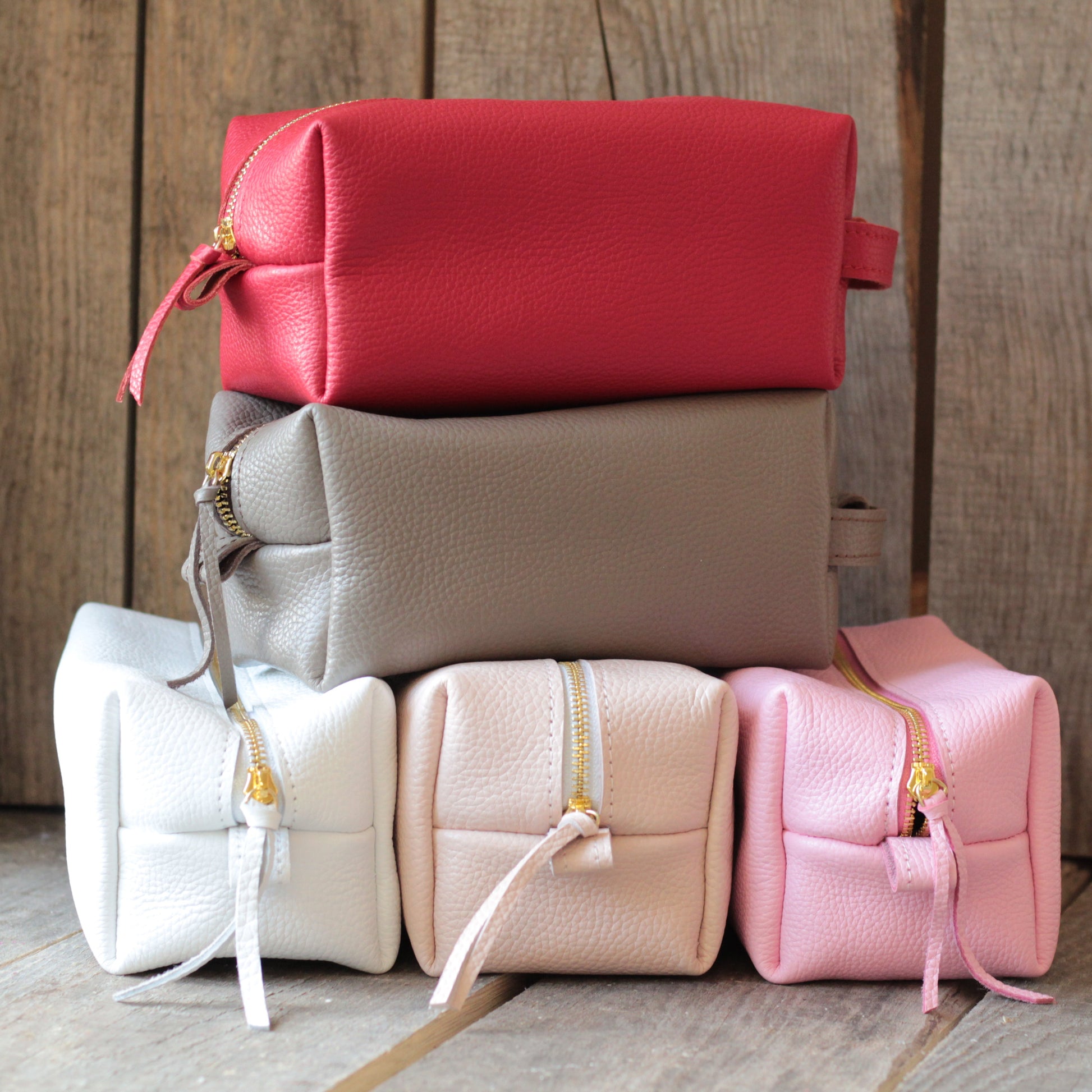 Organizer do łazienki – kosmetyczka stojąca obok szczotki i flakonów.

