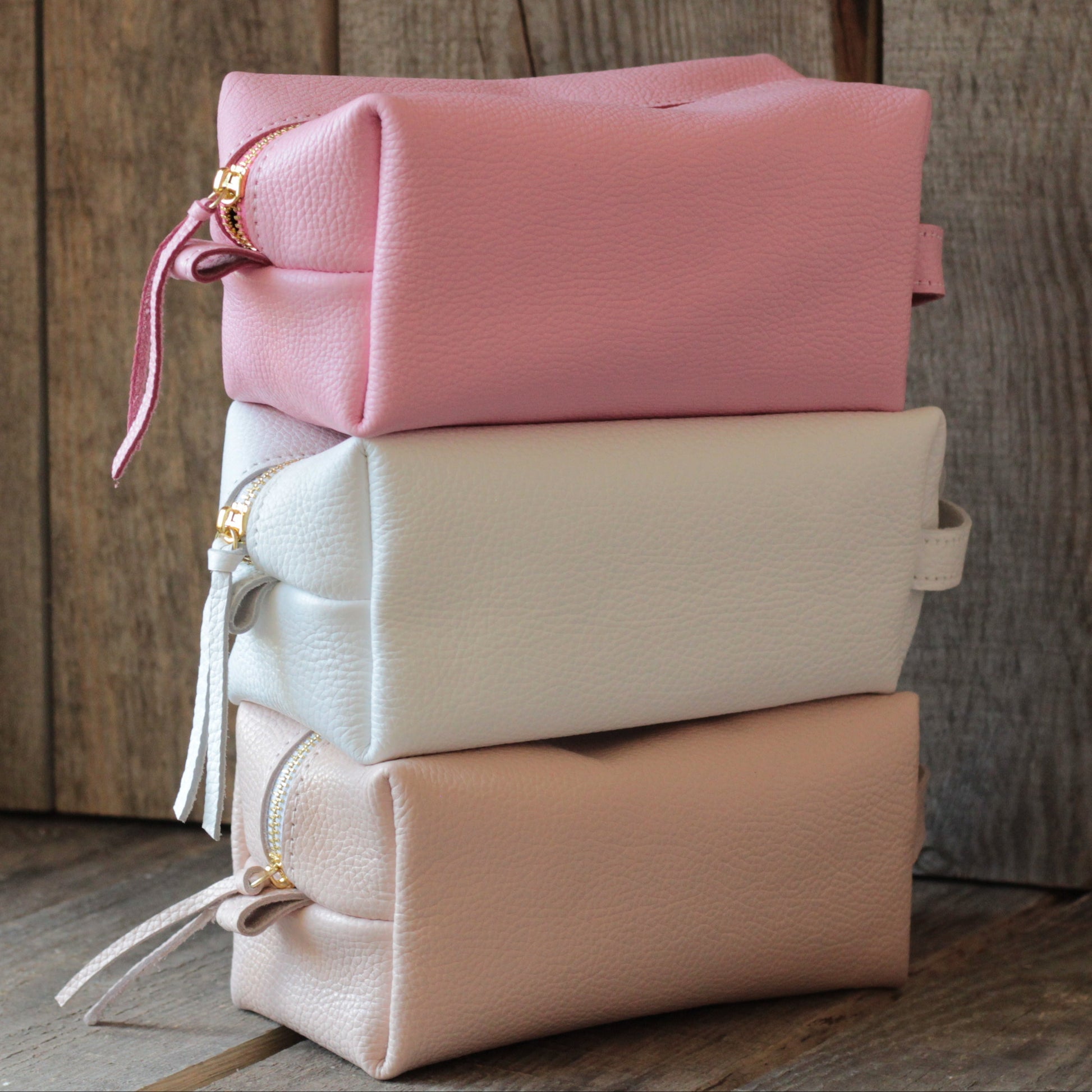 Torba na kosmetyki w rozmiarze S obok szminki i kluczy – idealna na drobiazgi.

