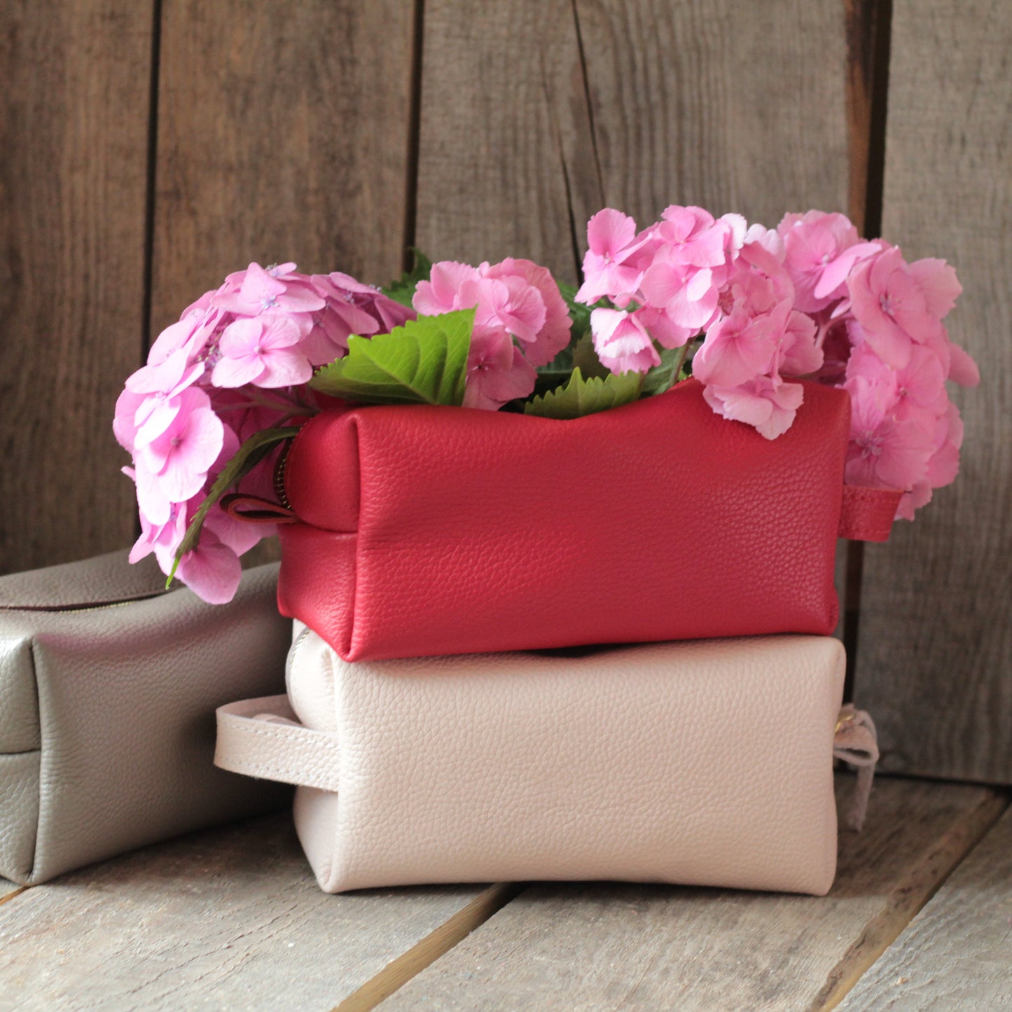 Zestaw prezentowy: torba na kosmetyki z inicjałem zawiązana sznurkiem i gałązką rozmarynu