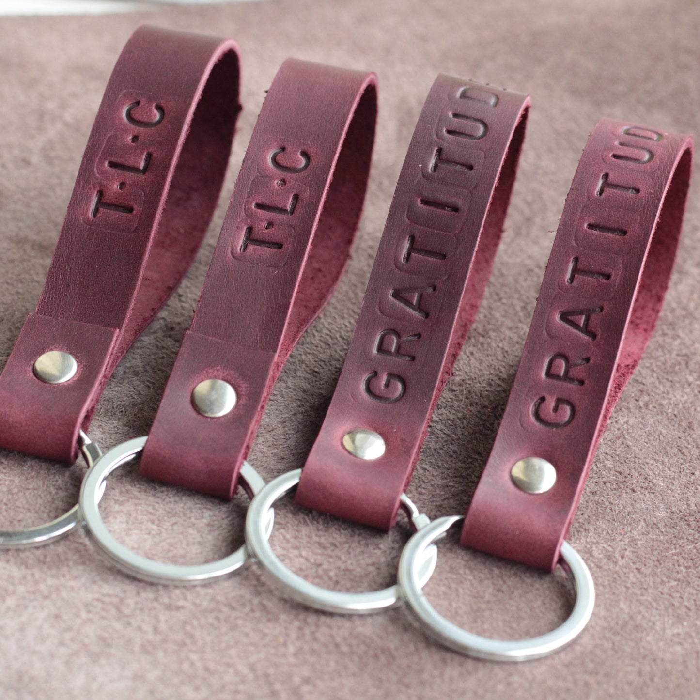 Dłoń trzymająca brelok 