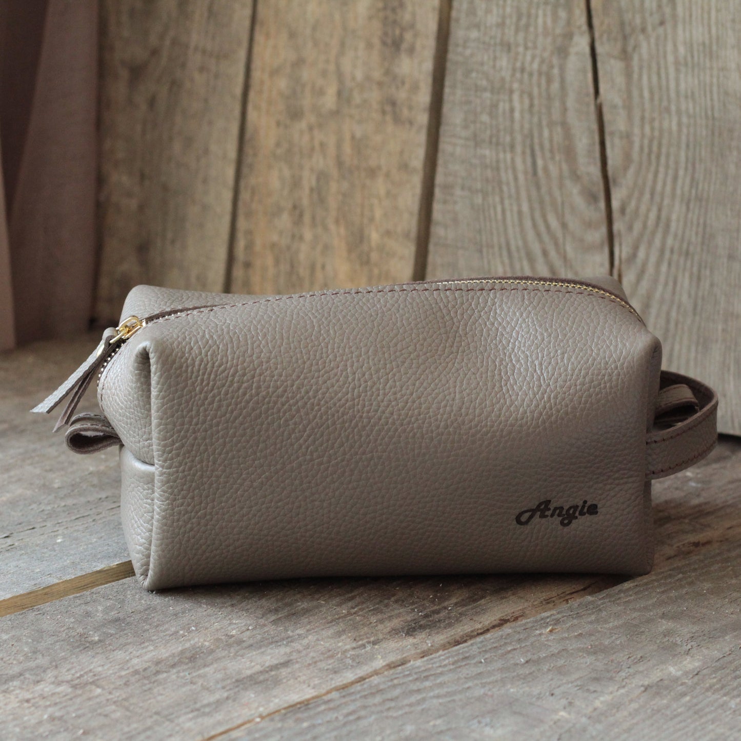 Praktyczne zastosowanie: otwarta torba M z widoczną zawartością (krem, pomadka, chusteczki).