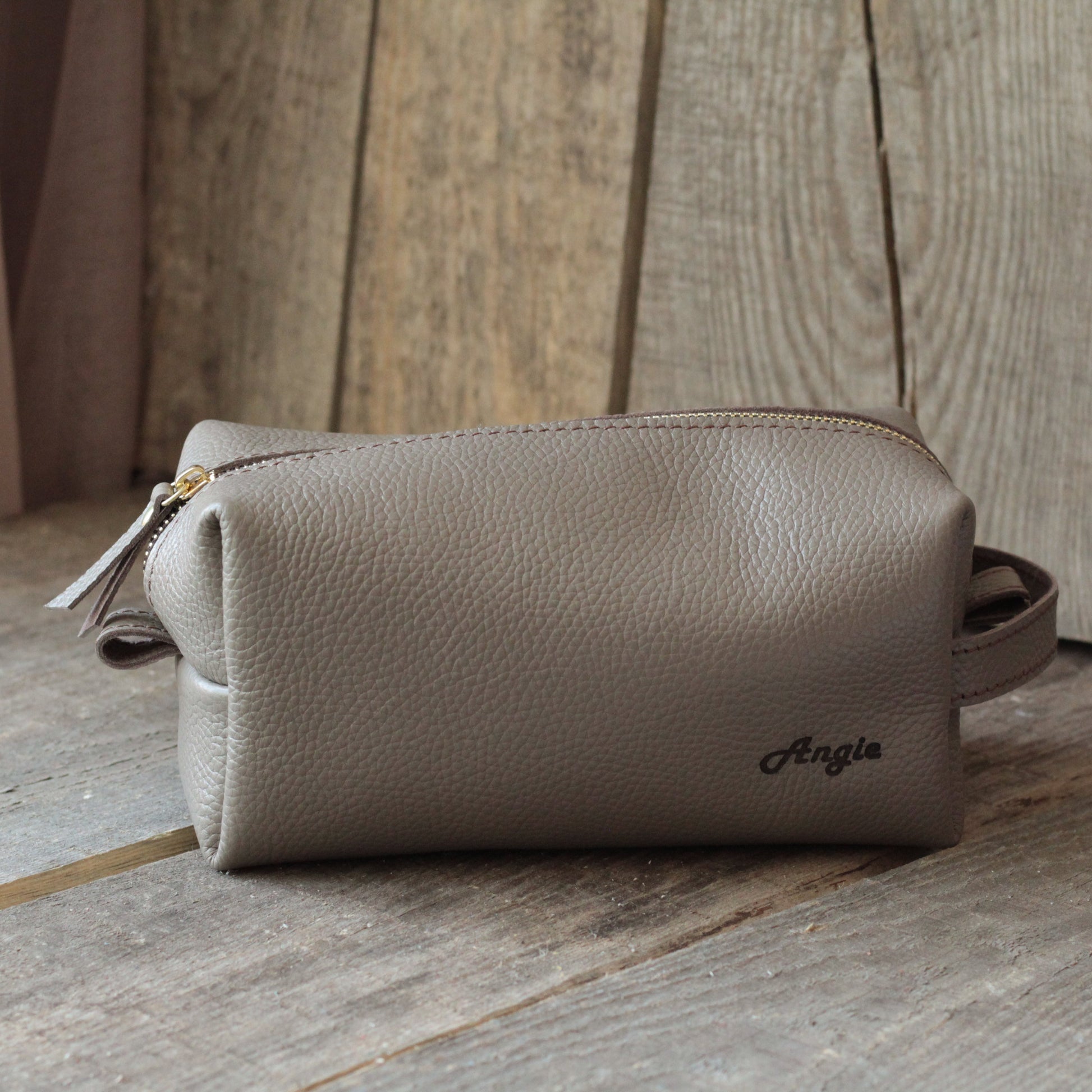 Praktyczne zastosowanie: otwarta torba M z widoczną zawartością (krem, pomadka, chusteczki).