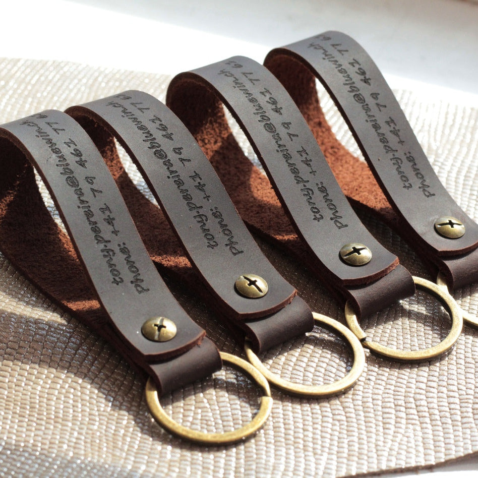 Porównanie różnych czcionek do graweru na skórzanych breloczkach.

