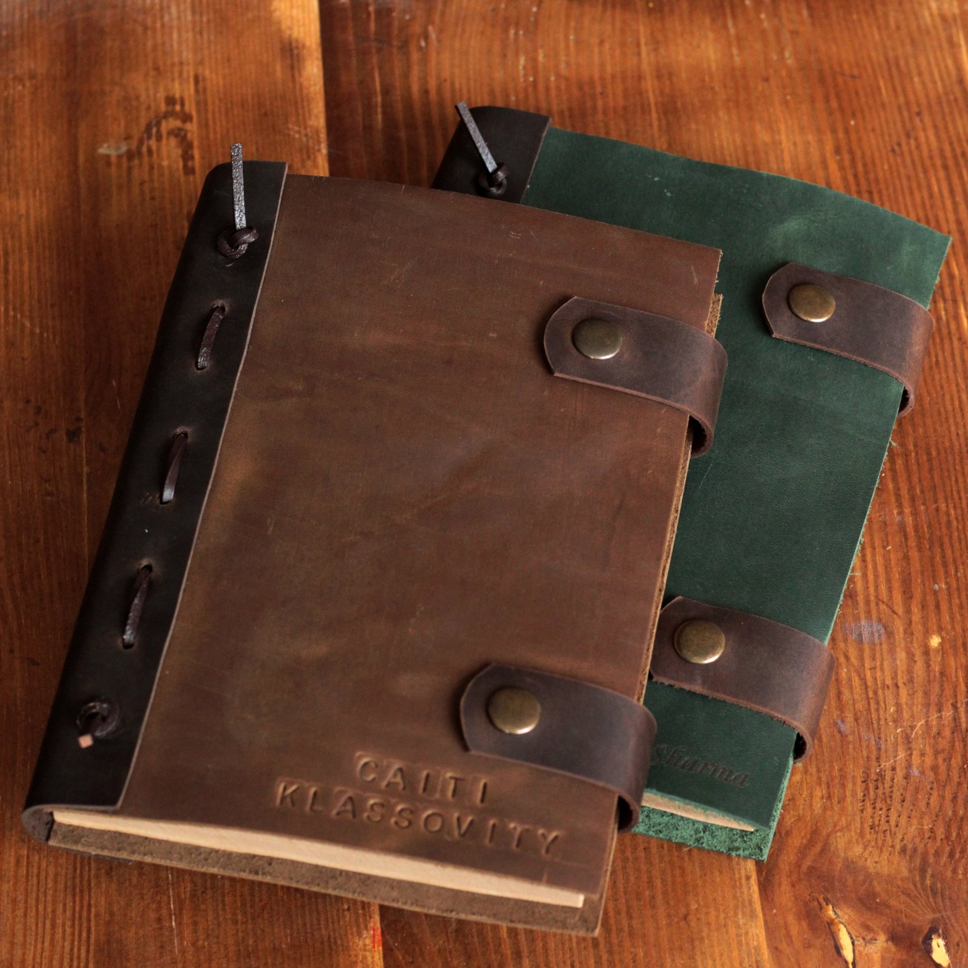 Widok otwartego, spersonalizowanego dziennika, ukazujący czyste strony z papieru kraft.

