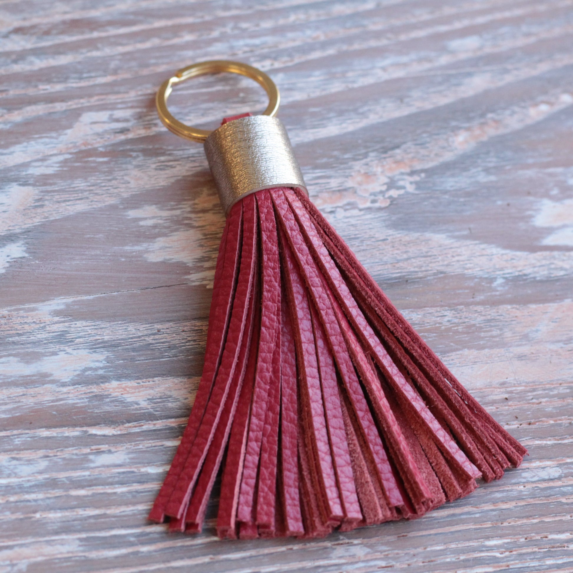 Spersonalizowany skórzany brelok z frędzlami