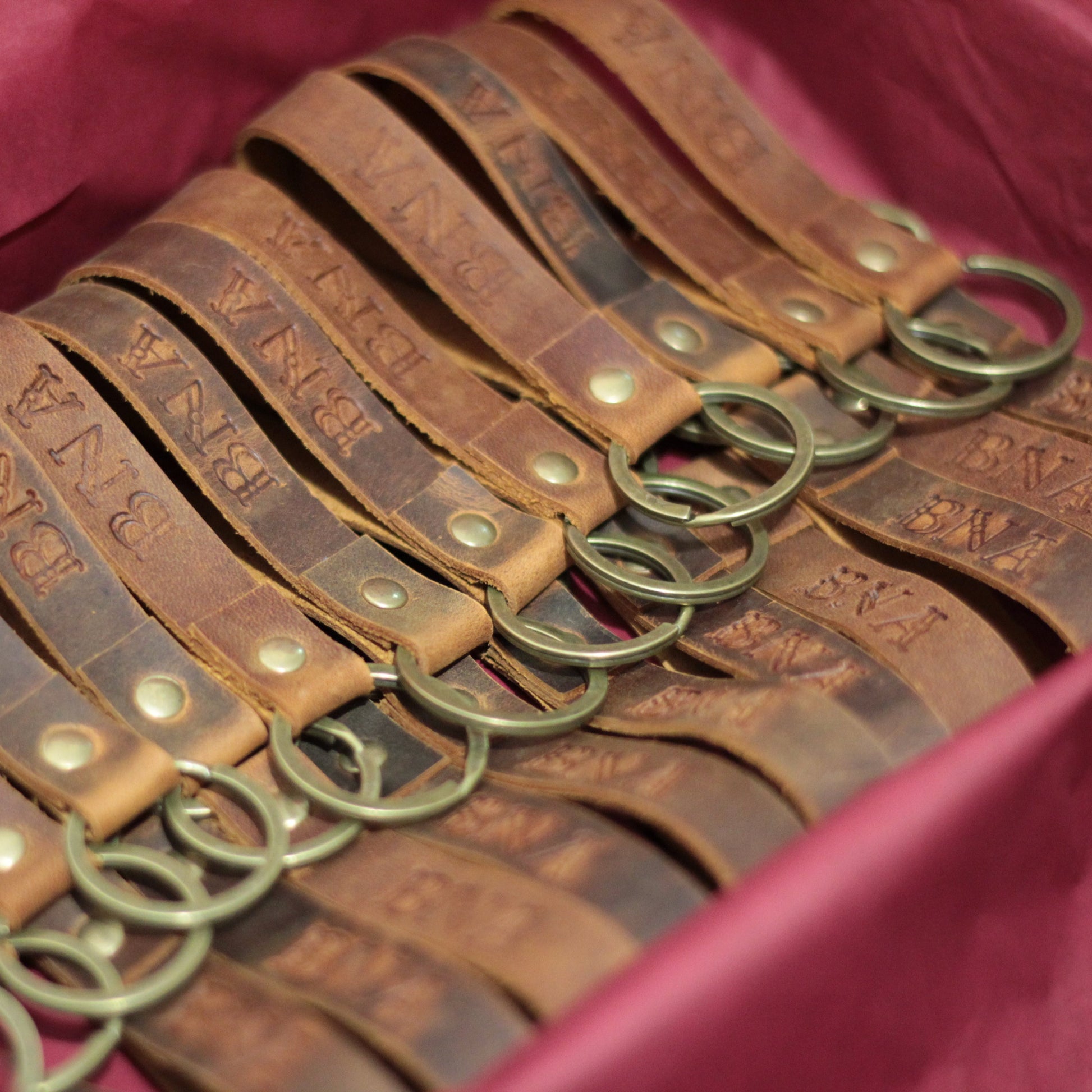 Detal ręcznie nabijanego inicjału na breloku
