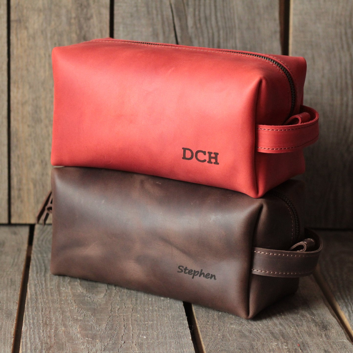 Klasyczna, ponadczasowa kosmetyczka w kolorze ecru z delikatnym, złotym monogramem – dodatek pełen uroku.