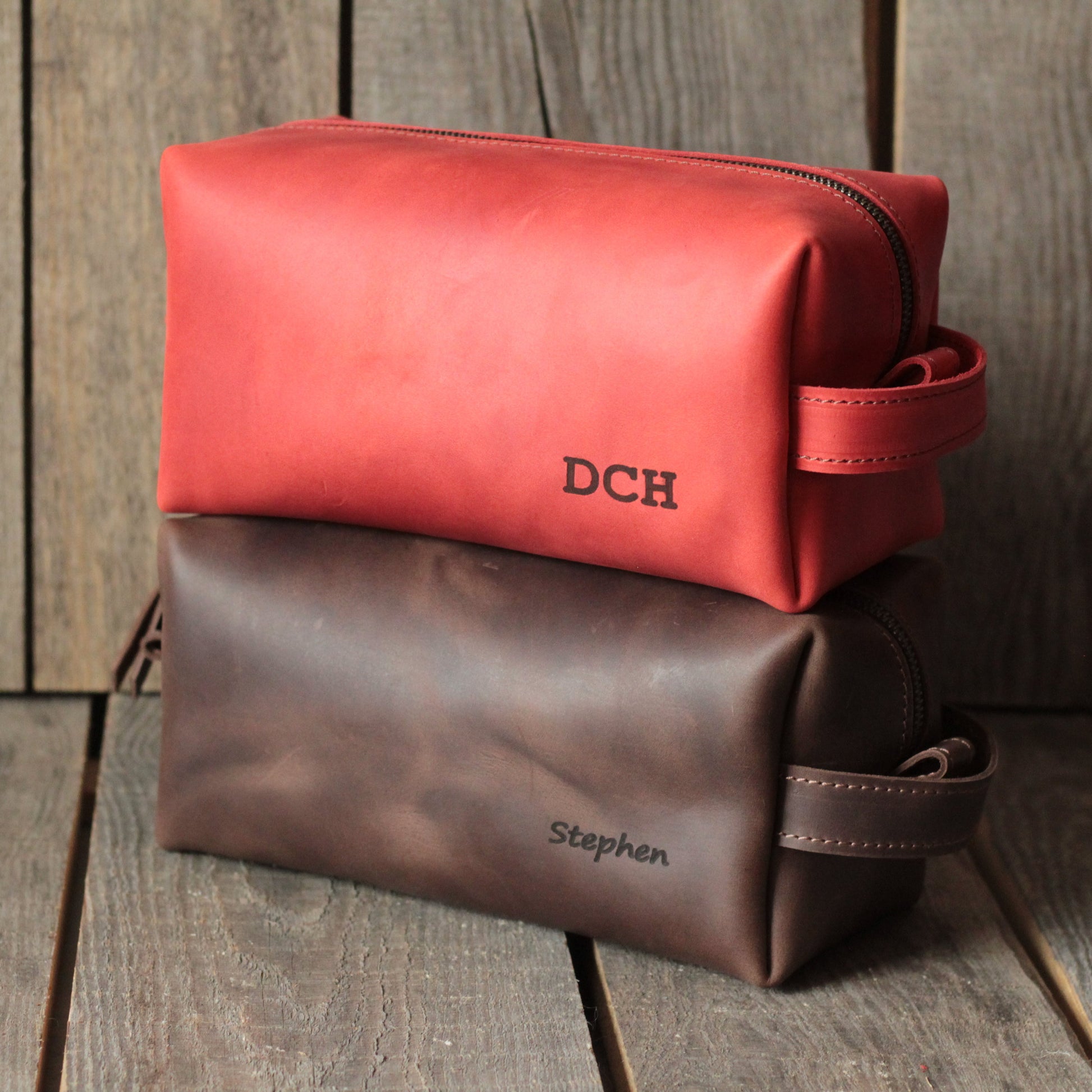 Klasyczna, ponadczasowa kosmetyczka w kolorze ecru z delikatnym, złotym monogramem – dodatek pełen uroku.