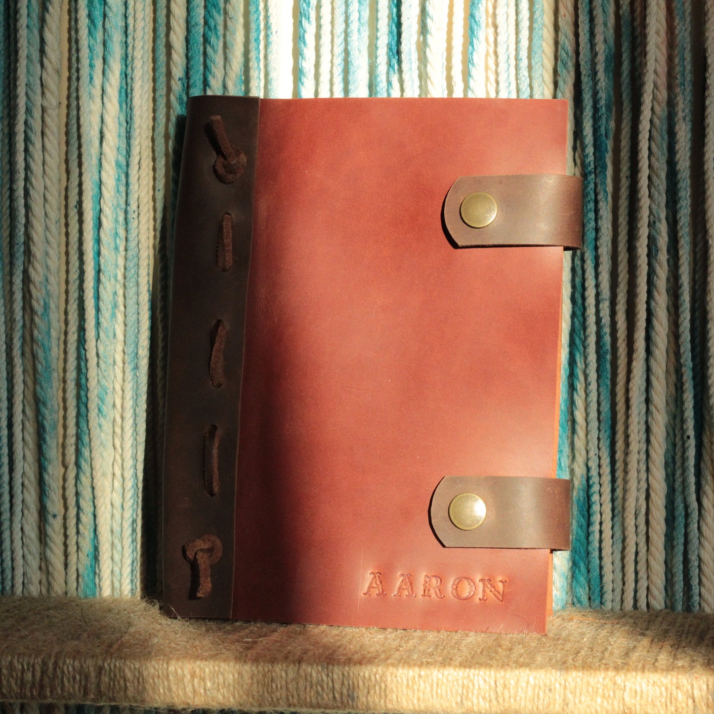 Wnętrze spersonalizowanego skórzanego dziennika - czyste strony z papieru pakowego gotowe do zapisków.

