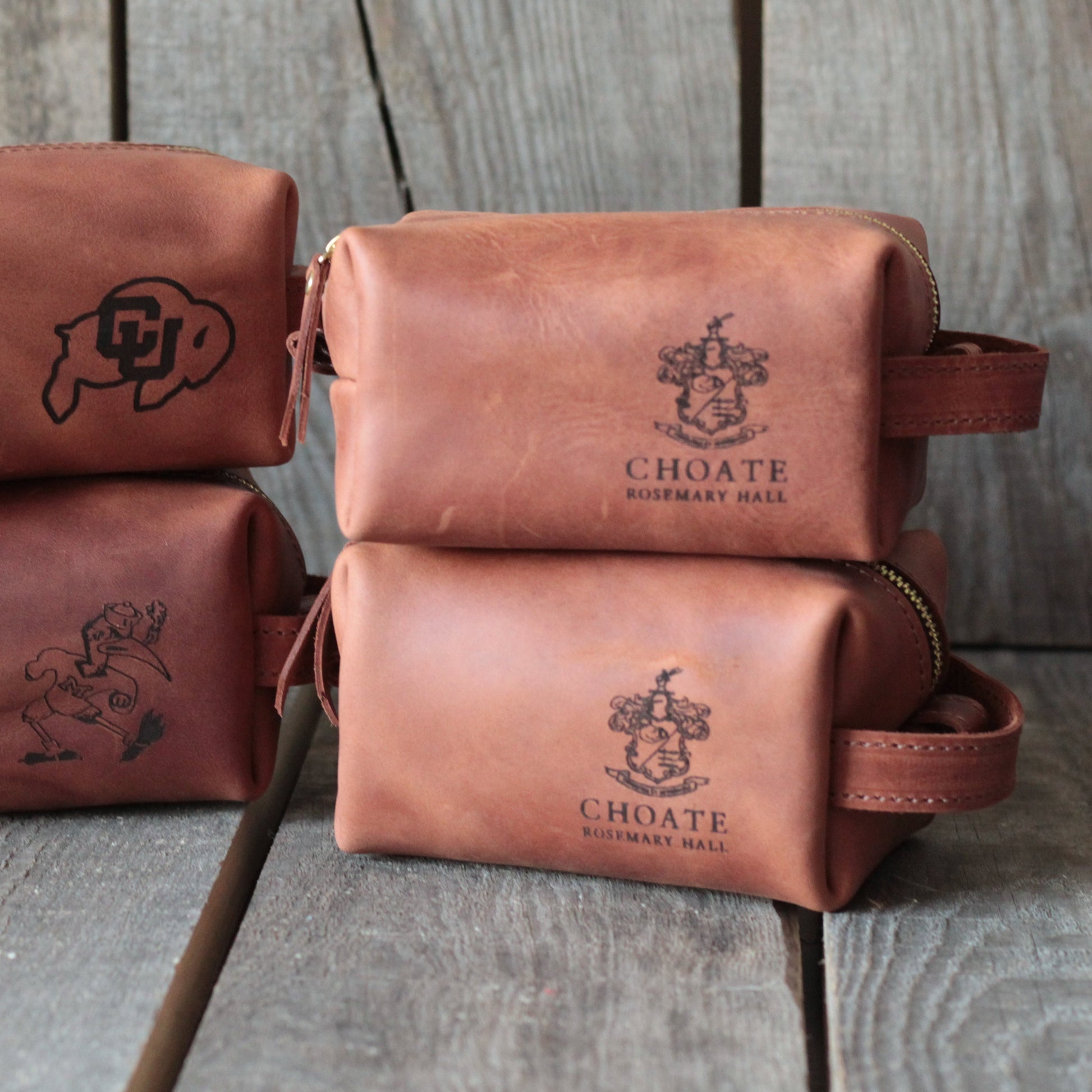  Kompaktowa, skórzana saszetka na kosmetyki z solidnym zamkiem błyskawicznym i miejscem na monogram inicjałów