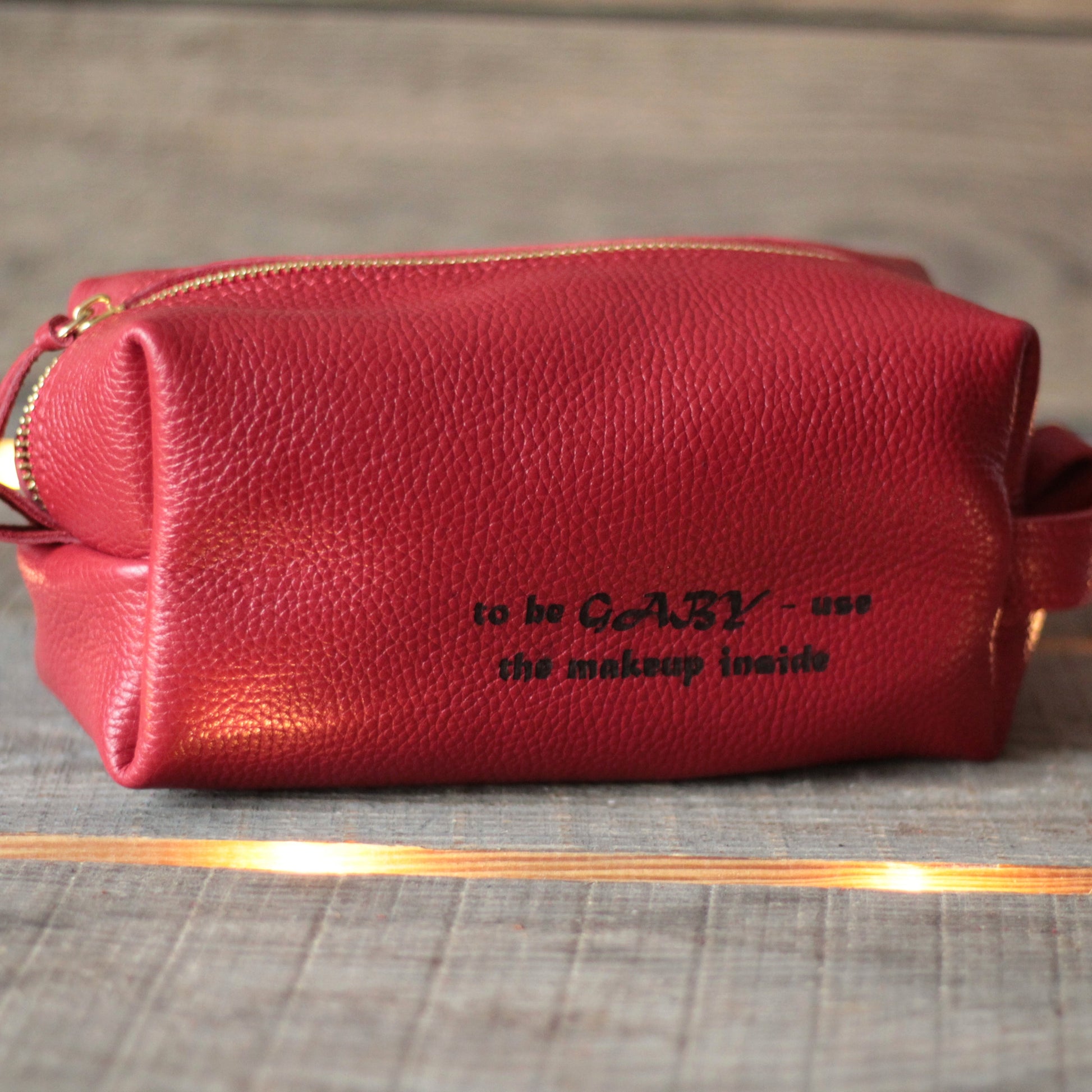 Miękka, teksturowana faktura ekoskóry w zbliżeniu.

