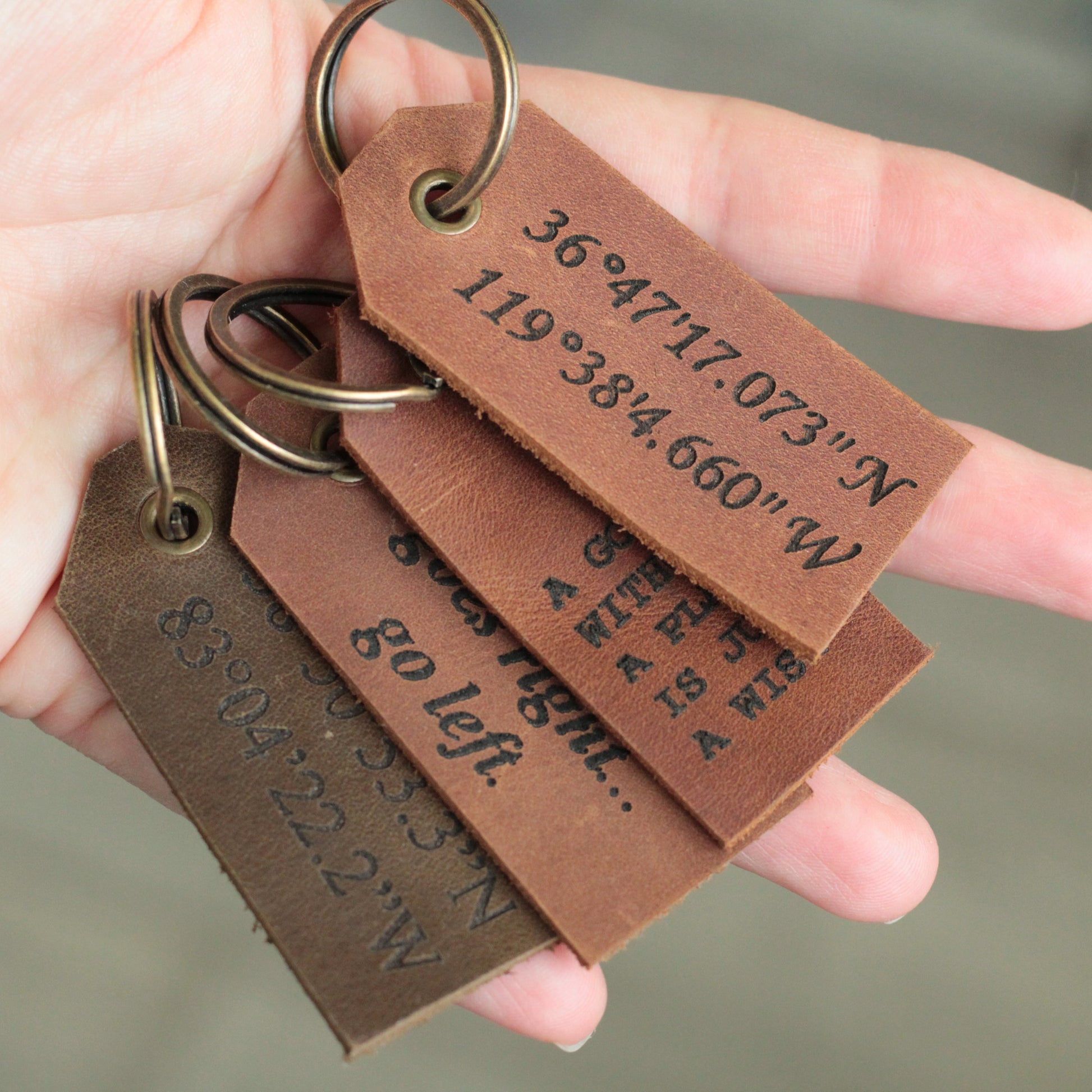 Etykieta na bagaż z romantycznym grawerem „Z Podróży” jako pomysł na prezent.

