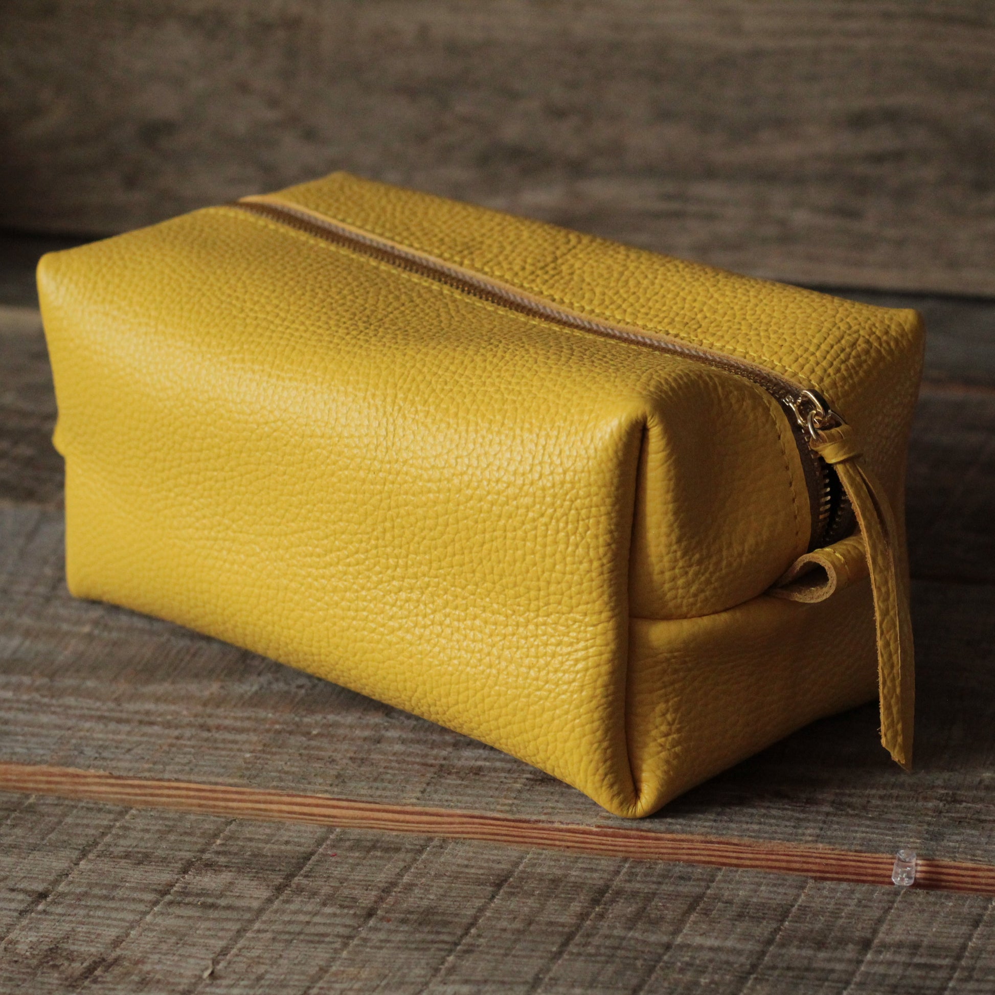 Praktyczna torba podróżna M wypełniona kosmetykami.

