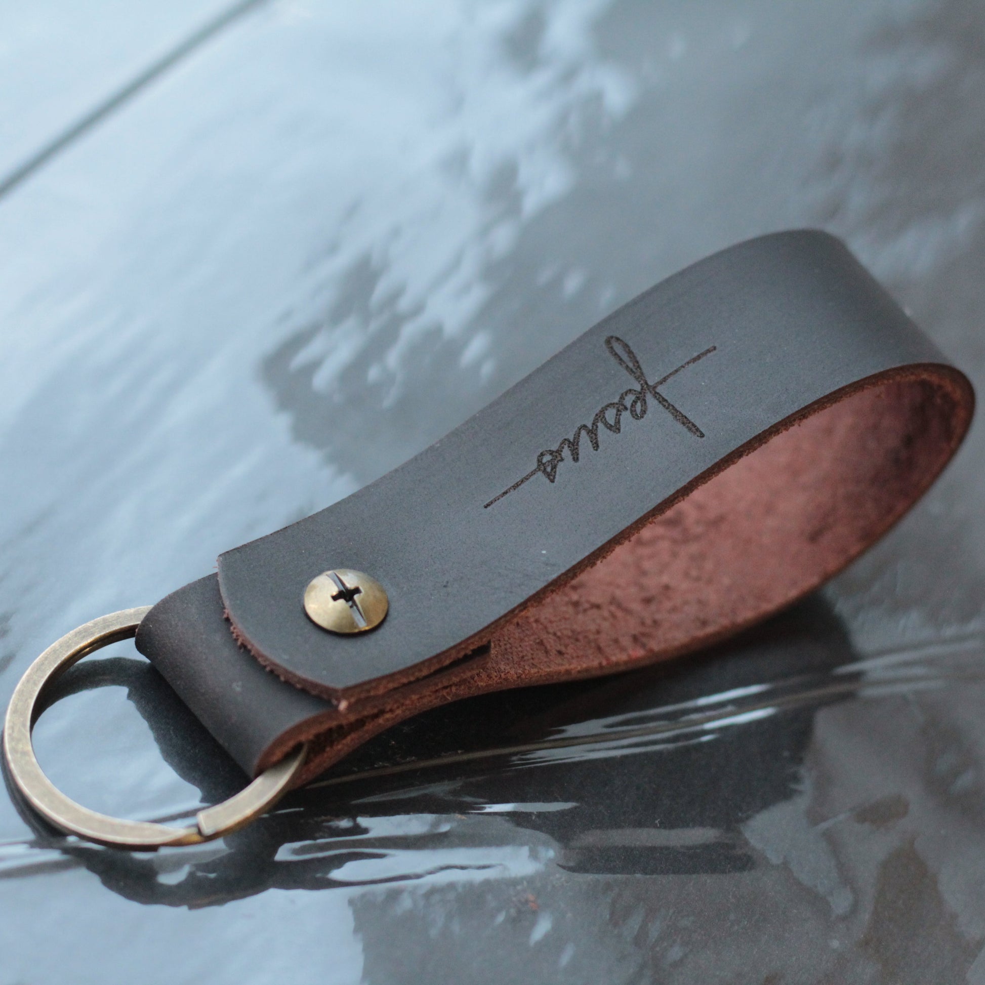 Ręka trzymająca brelok