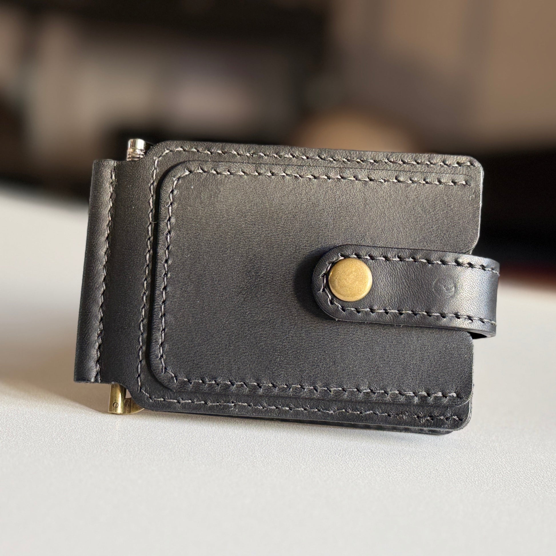 Prezentacja – eleganckie pudełko z otwartym, spersonalizowanym skórzanym portfelem w środku.

