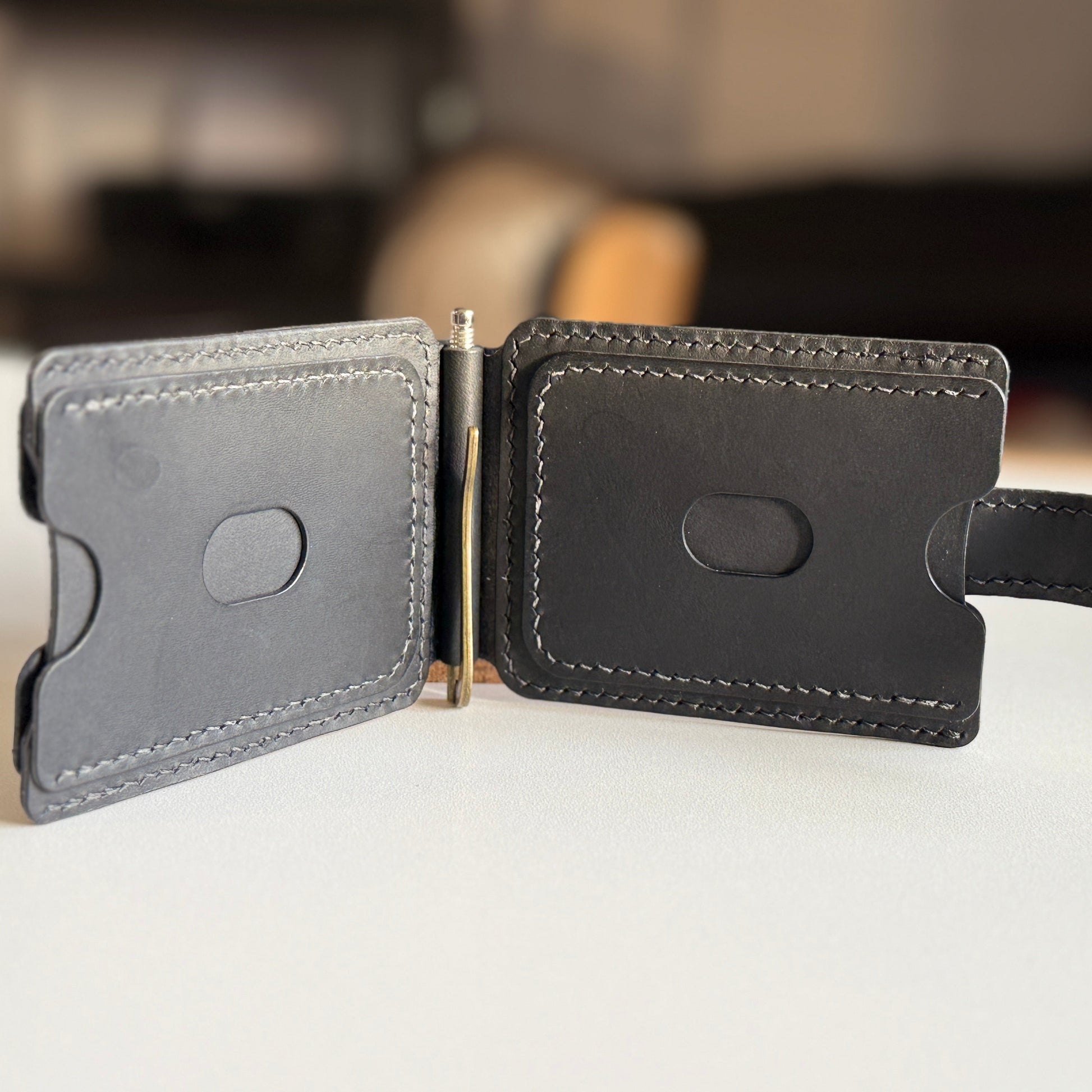 Portfel mieszczący 6 kart kredytowych i kilka banknotów, pokazujący pojemność mimo małych rozmiarów.

