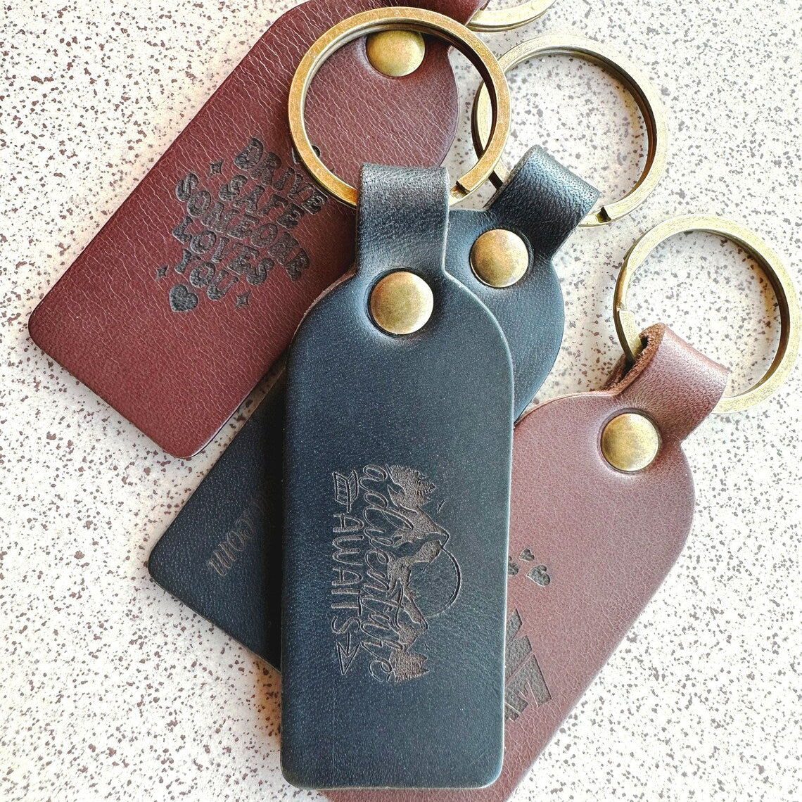 Brelok podróżny z grawerem "My Journey" przypięty do paszportu

