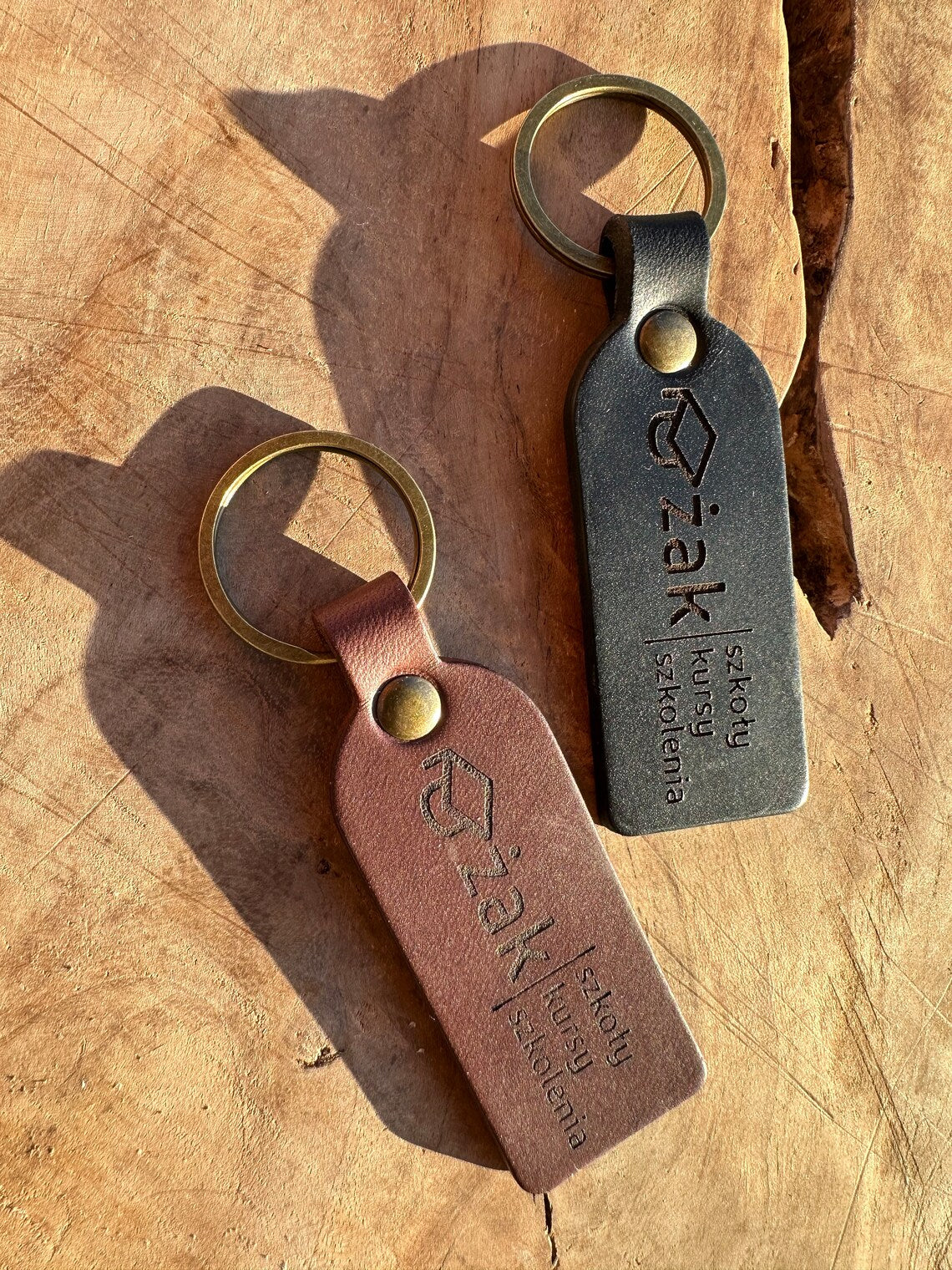 Spersonalizowany Skórzany Brelok do Kluczy  – Prezent Ślubny i Podróżny