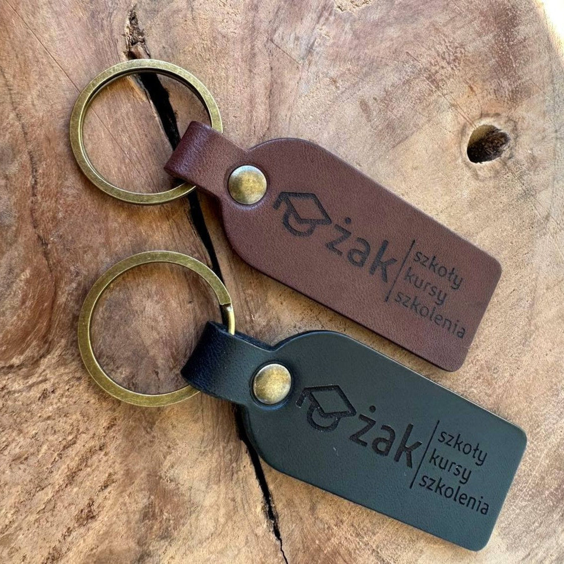 Czarny skórzany brelok z eleganckim białym grawerem nazwiska

