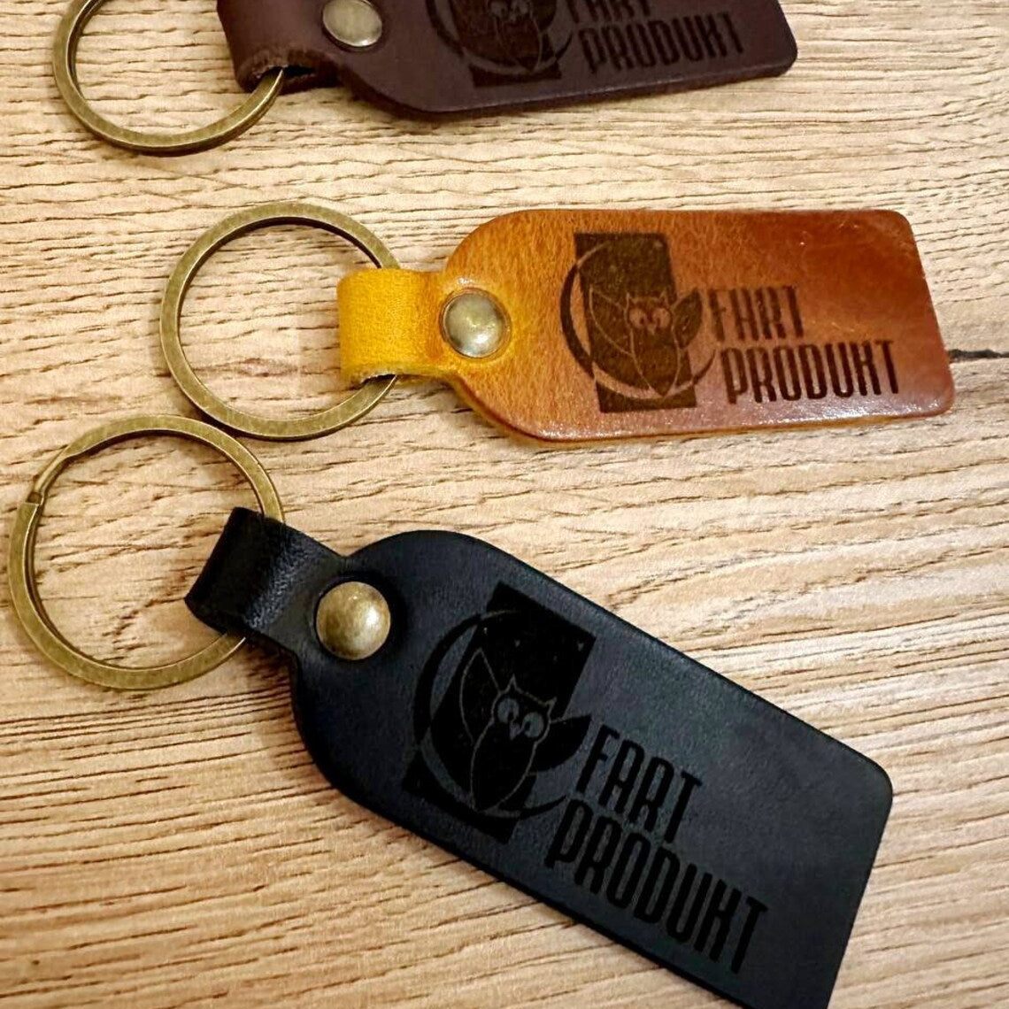 Ręczne wykończenie brzegów breloka z najwyższej jakości skóry

