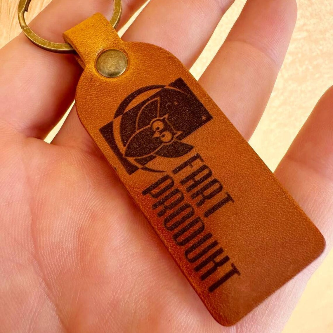 Zestaw prezentowy: brelok w eleganckim pudełku z wstążką

