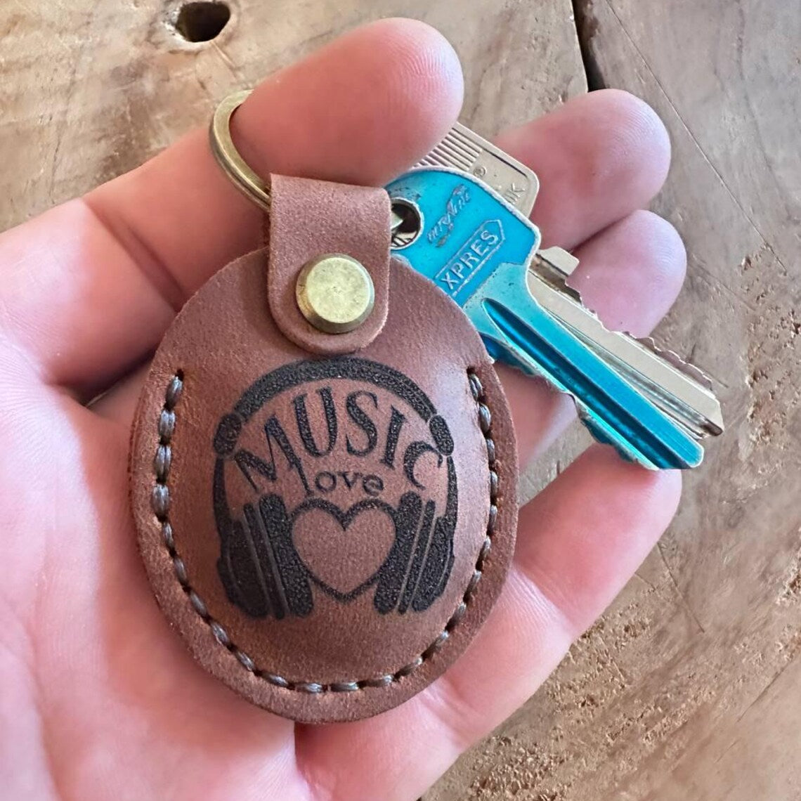 Skórzany pokrowiec na AirTag z możliwością personalizacji. Ręcznie wykonany z naturalnej skóry, zabezpiecza i stylowo prezentuje lokalizator Apple.