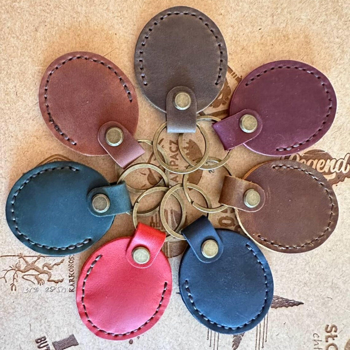 Personalizowany skórzany etui na AirTag. Wygraweruj inicjały, imię lub datę na wysokiej jakości skórze.