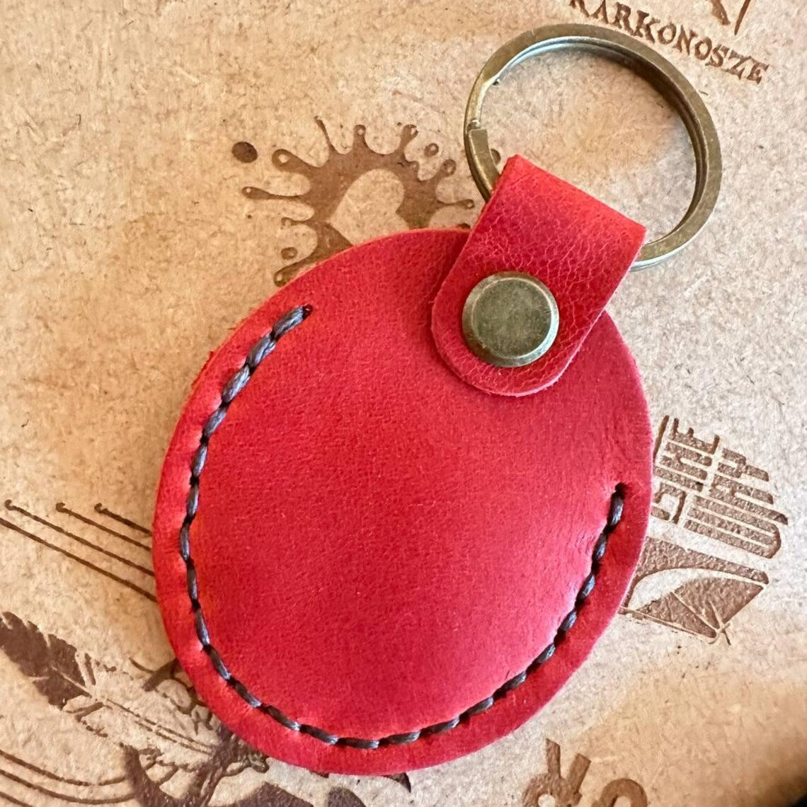 Elegancki, ręcznie robiony futerał z prawdziwej skóry dla Twojego AirTag. Z personalizacją.