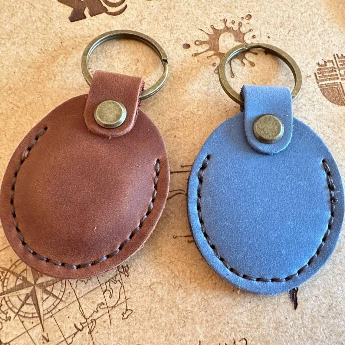 Ręcznie wykonany pokrowiec na AirTag z najwyższej jakości skóry. Ochrona z klasą i unikalny design dzięki personalizacji.